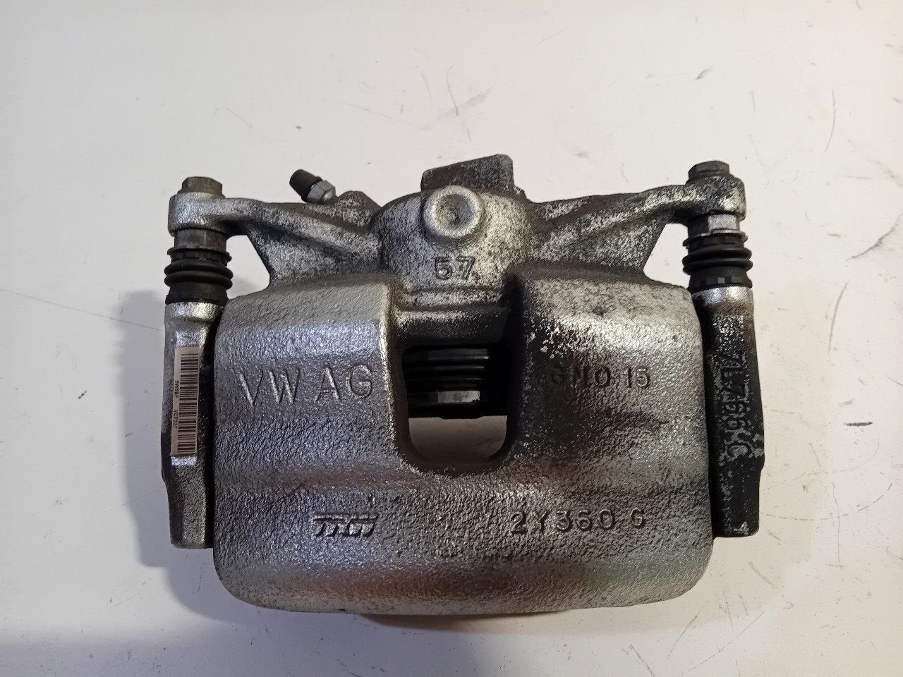 Remklauw rechts voor Volkswagen Golf, Onderdelen@venauto.nl, Van der Ven Autorecycling B.V., Gebruikt, Ettenseweg 76, 4706 PB Roosendaal, The Netherlands