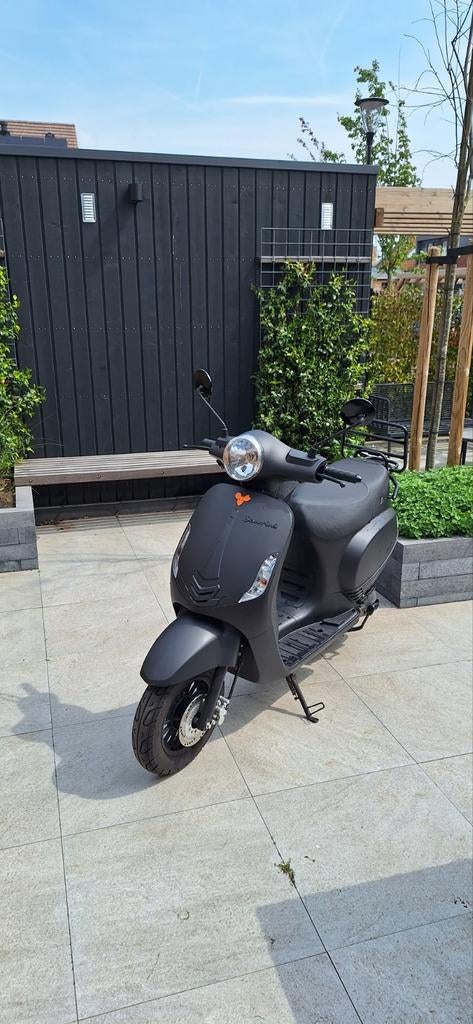Matzwarte Vespa look-a-like scooter - Zo goed als nieuw, Ophalen of Verzenden, Zo goed als nieuw, Benzine, Overige merken
