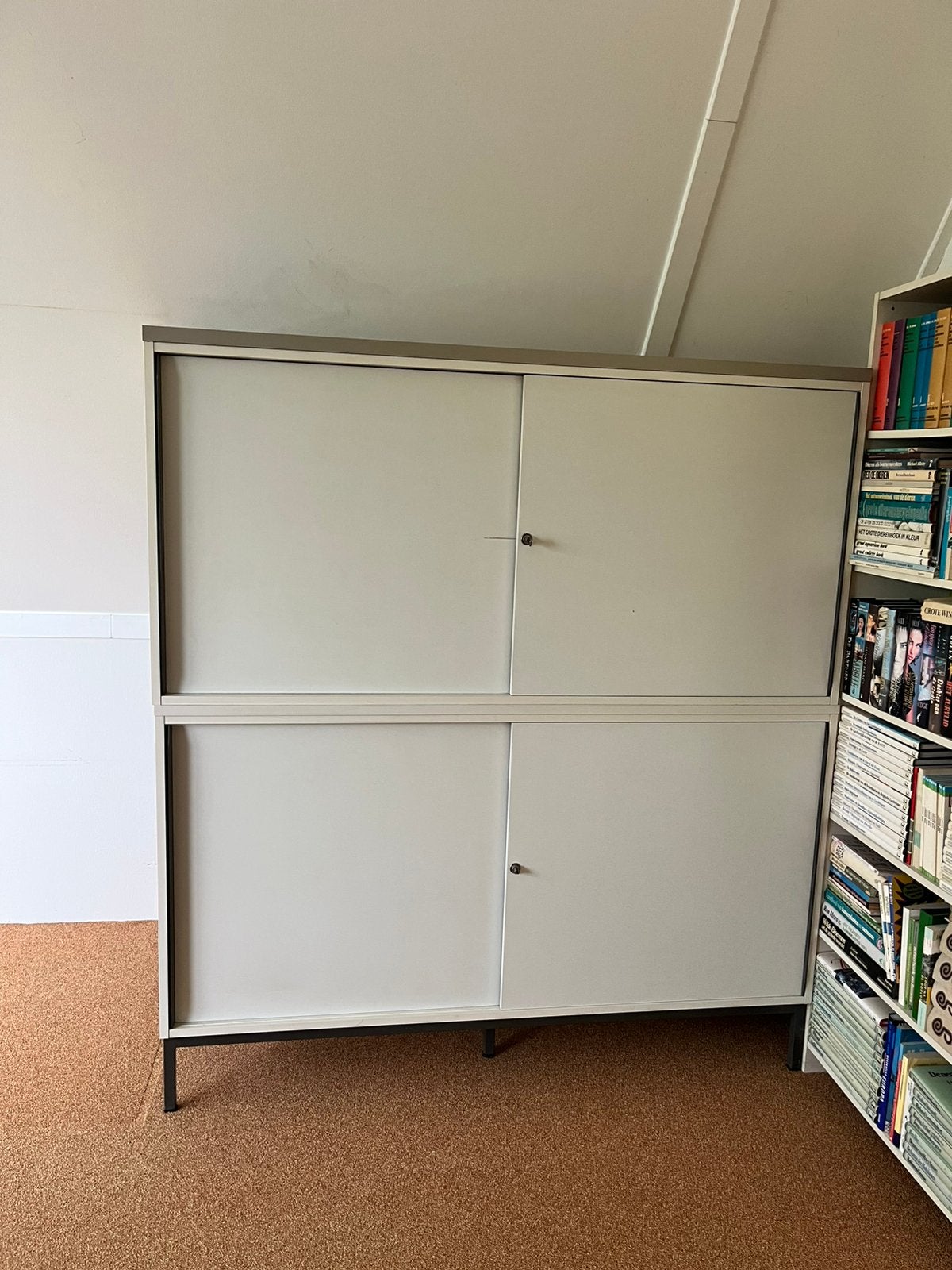 Vintage schuifdeurkast staal met houten deuren Mid-Century, Huis en Inrichting, Ophalen, Gebruikt, 50 tot 100 cm, Minder dan 100 cm
