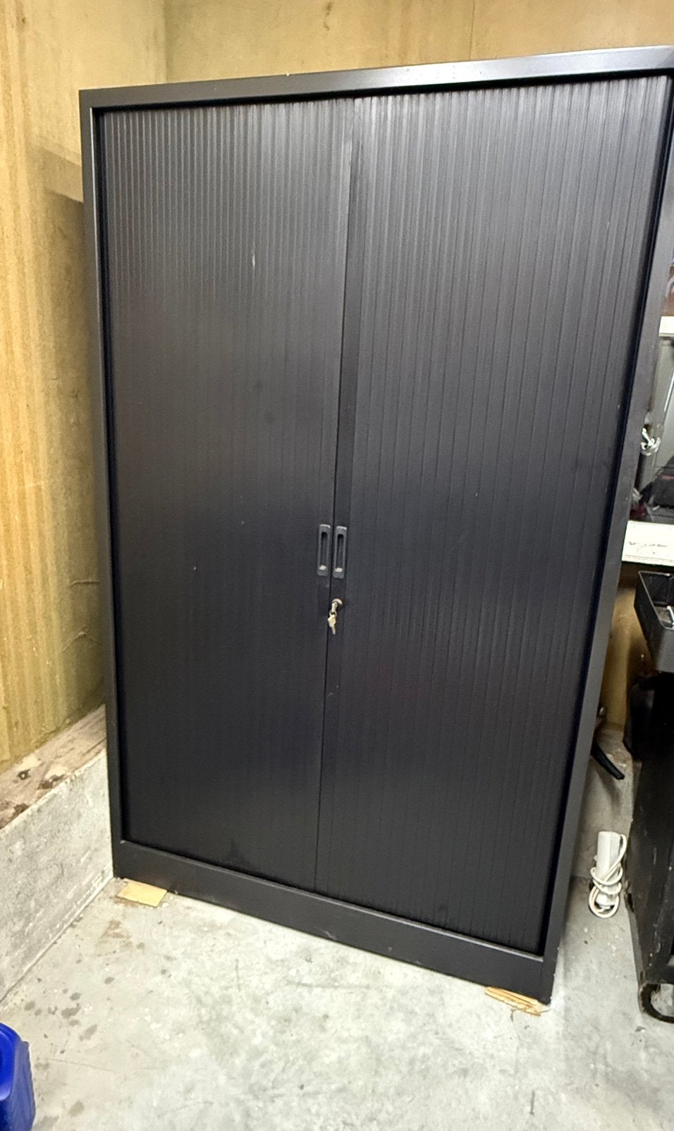 Stalen kast met roldeuren, Ophalen, Gebruikt, 25 tot 50 cm, 100 tot 150 cm
