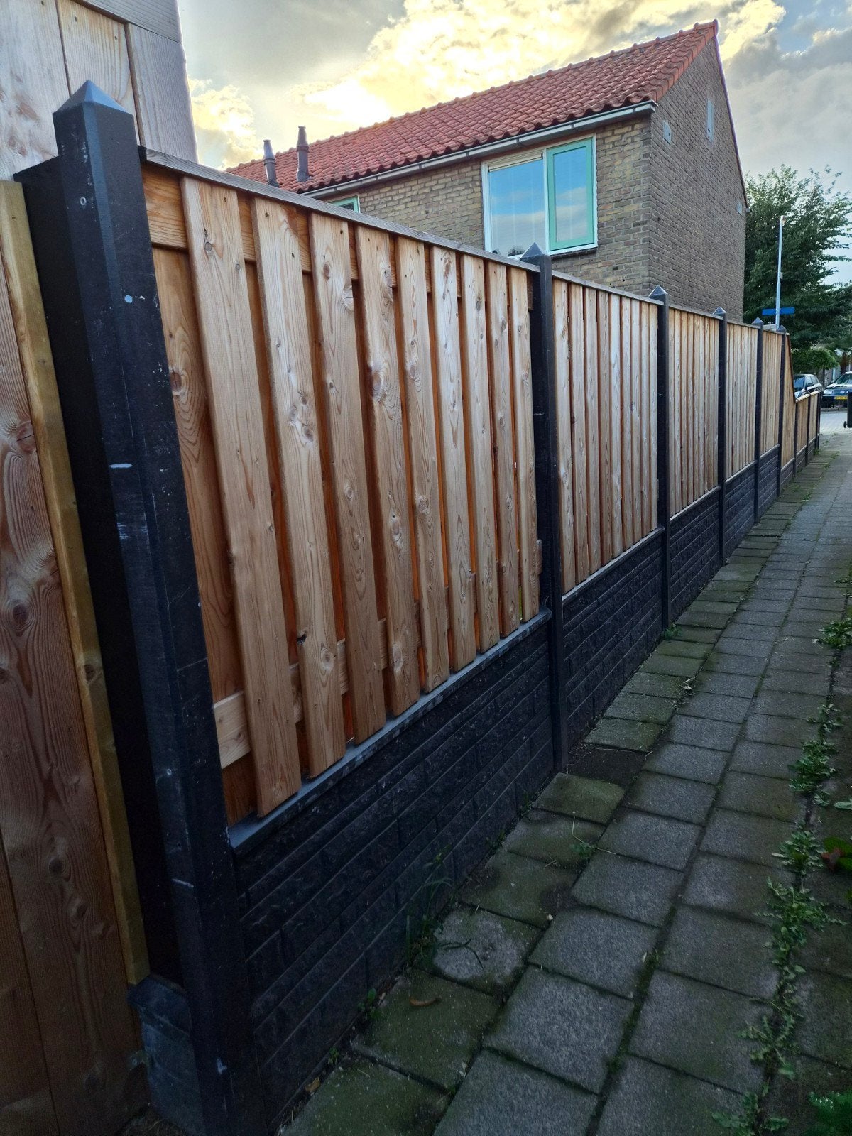 schutting met poortdeur te koop 1 jaartje oud composiet, Ophalen, Overige materialen, 1 tot 2 meter, 6 meter of meer