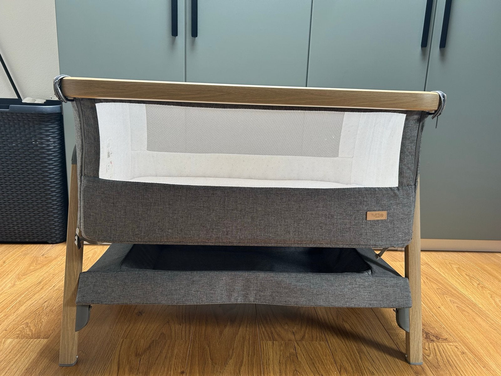 Tutti Bambino Cozee cosleeper grijs met eikenlook, Kinderen en Baby's, Babywiegjes en Ledikanten, Ophalen, Gebruikt, Wieg