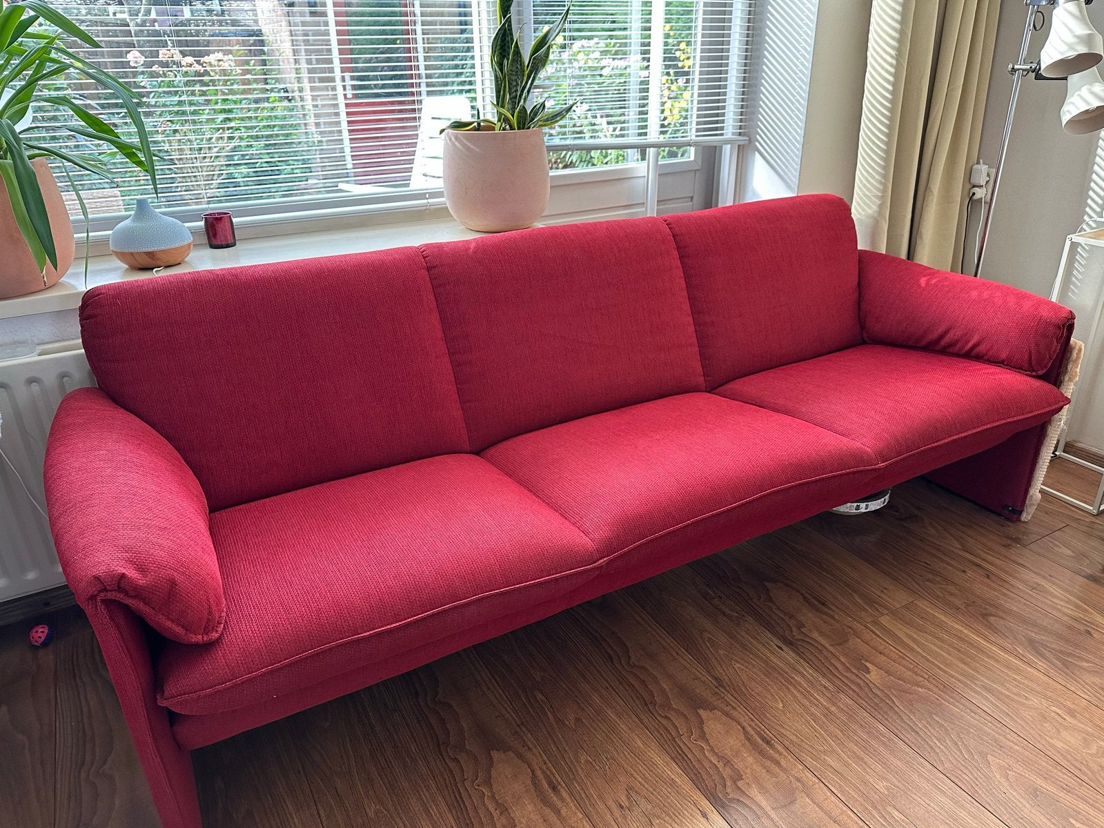 Rode driezitsbank van stof - Leolux, Ophalen, Gebruikt, Driepersoons, 75 tot 100 cm