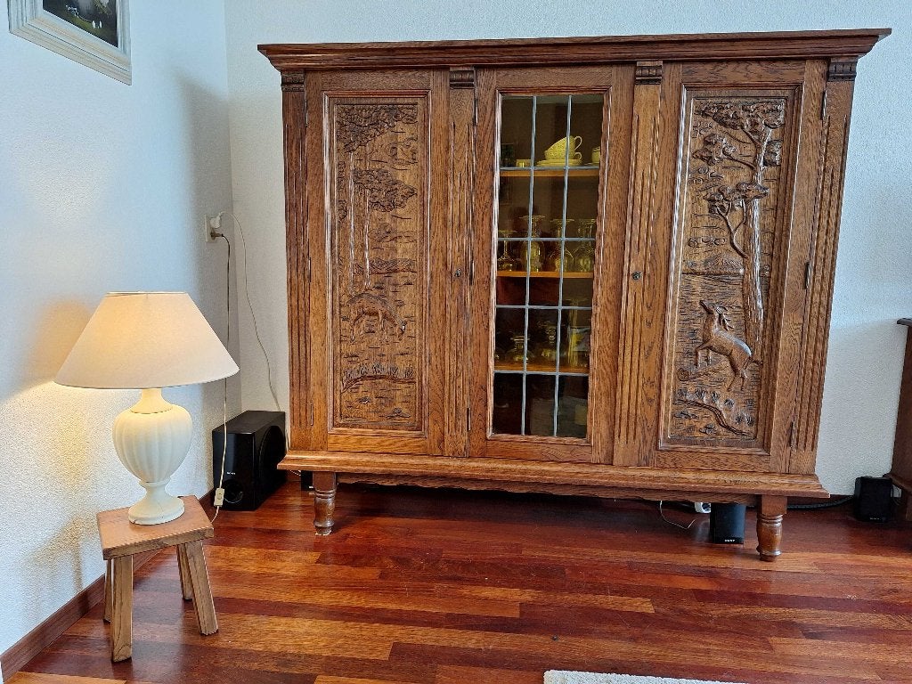 Klassieke kast met houtsnijwerk en glazen paneel, Ophalen