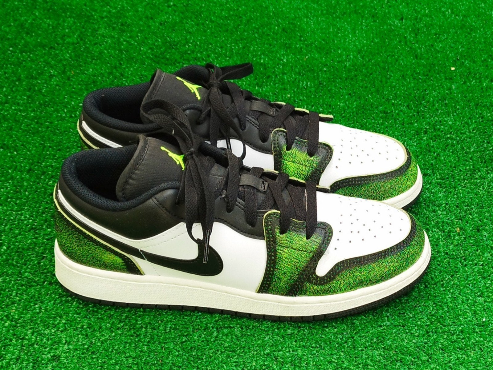 Nike Air Jordan 1 Low SE GS 'Green Shock' - Maat 40, Kleding | Dames, Nike Air Jordan, Nike, Inc., Ophalen of Verzenden, Zo goed als nieuw
