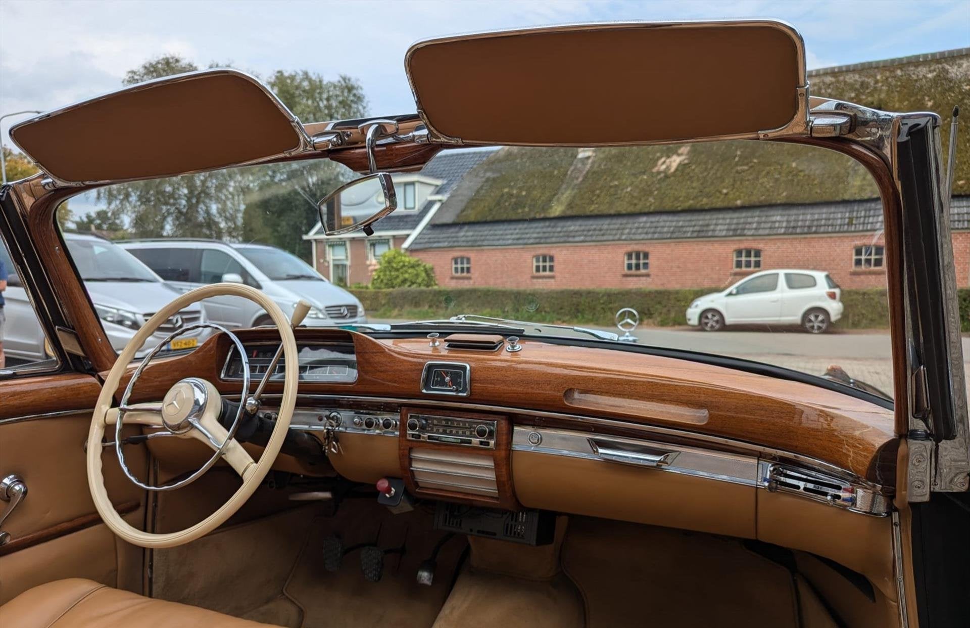 Mercedes 220 S Cabriolet, Automaat, Cabriolet, 4 stoelen, Zwart
