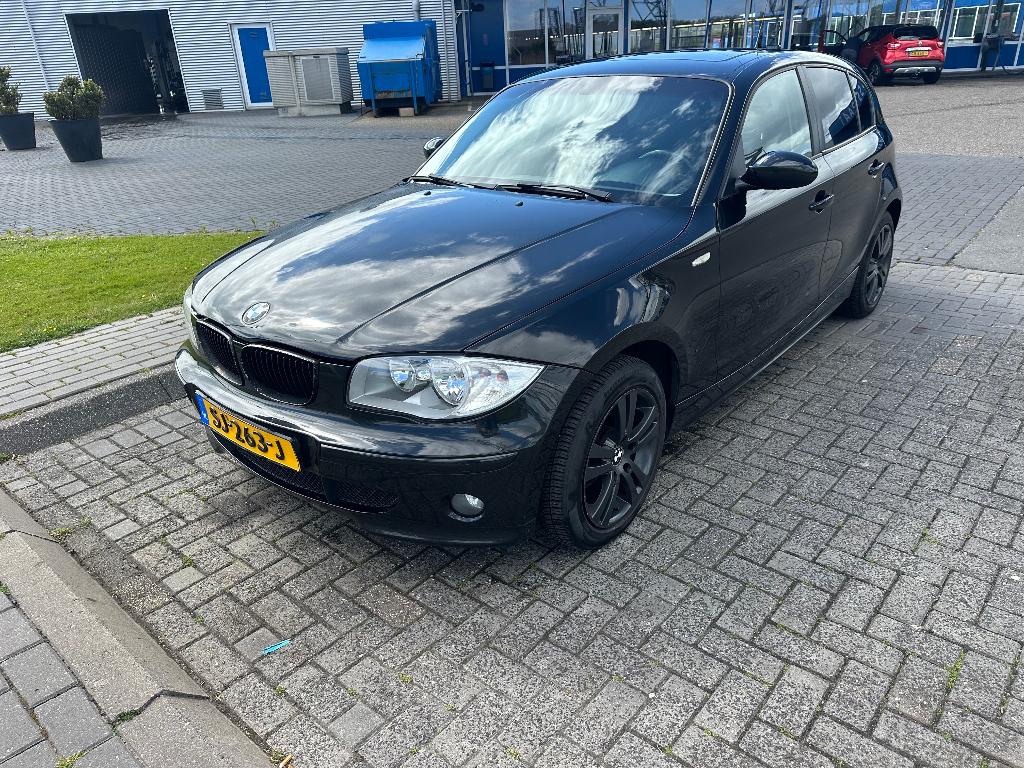 BMW 1-Serie 1.6 116i 5drs Stoelverwarming/pan. dak/apk 5-'27, Auto's, BMW, 1596 cc, Zwart, 4 cilinders, 635 kg
