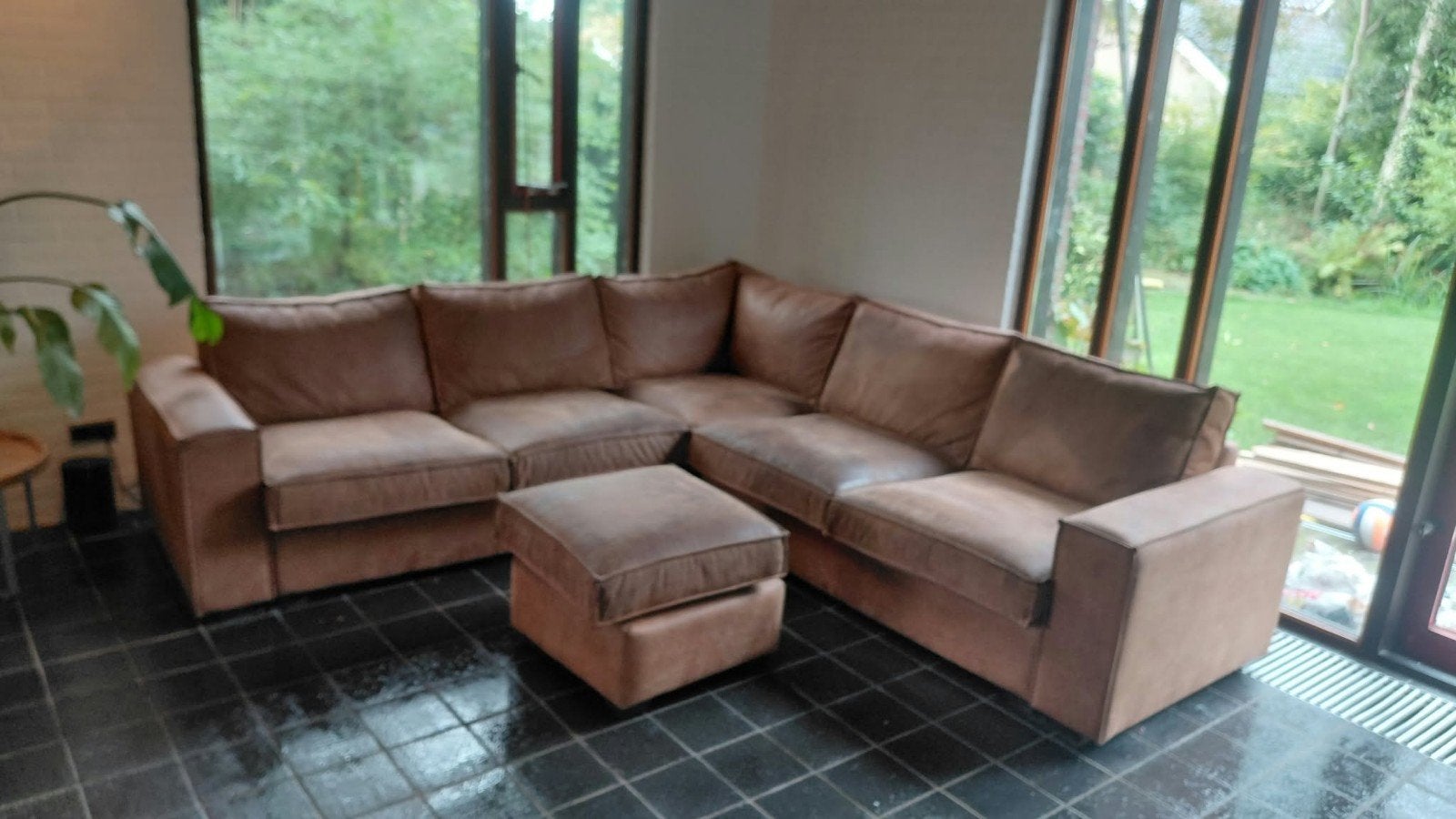 Ruime leren Hoekbank met Hocker - Comfortabel en Stijlvol, Ophalen, Modern, Comfortabel, Gebruikt, 100 tot 125 cm