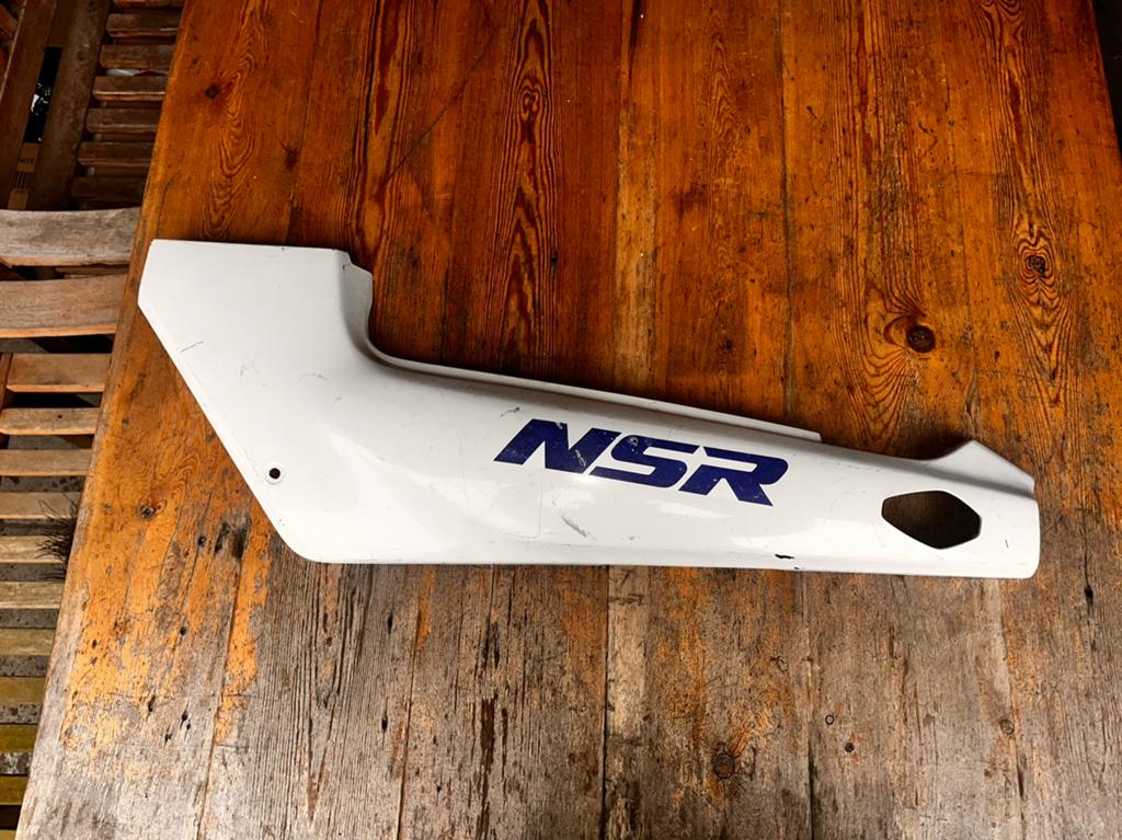 Honda nsr zijkap links wit, Fietsen en Brommers, Brommeronderdelen | Oldtimers, Ophalen