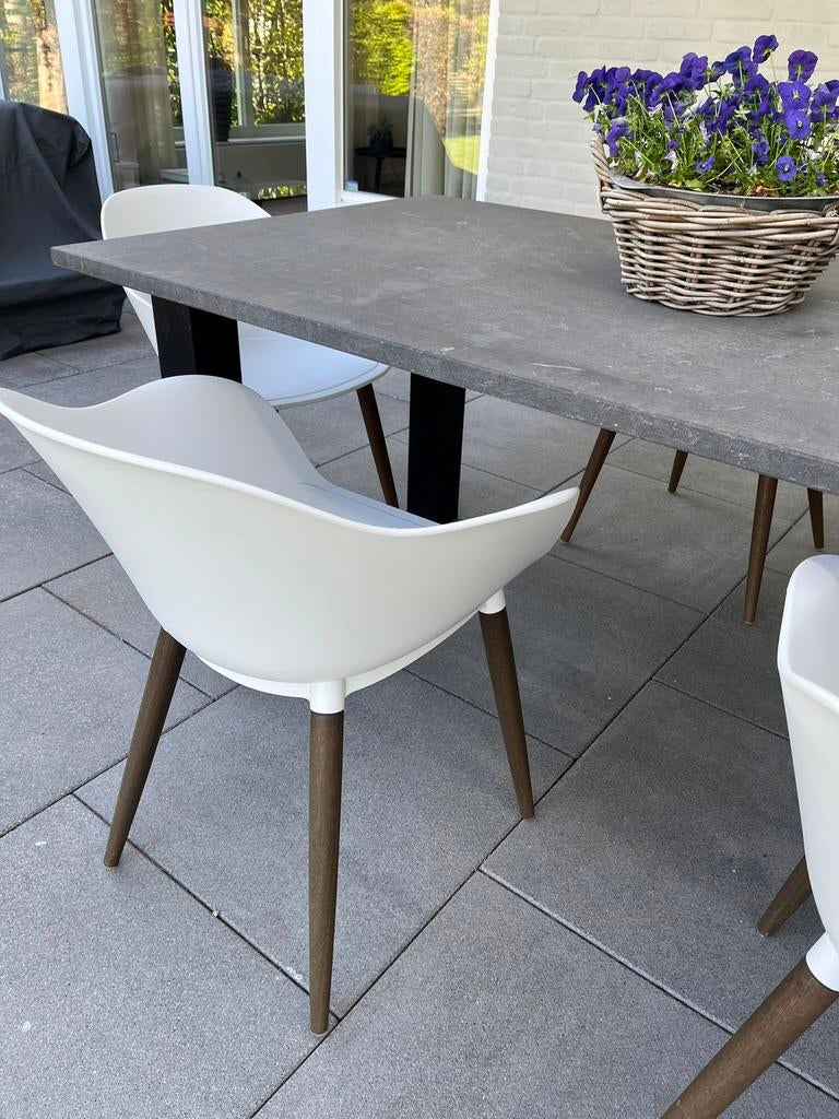 Tuinset natuurstenen tafel en 6 witte kuipstoeltjes, Ophalen, Overige materialen, Gebruikt, 6 zitplaatsen