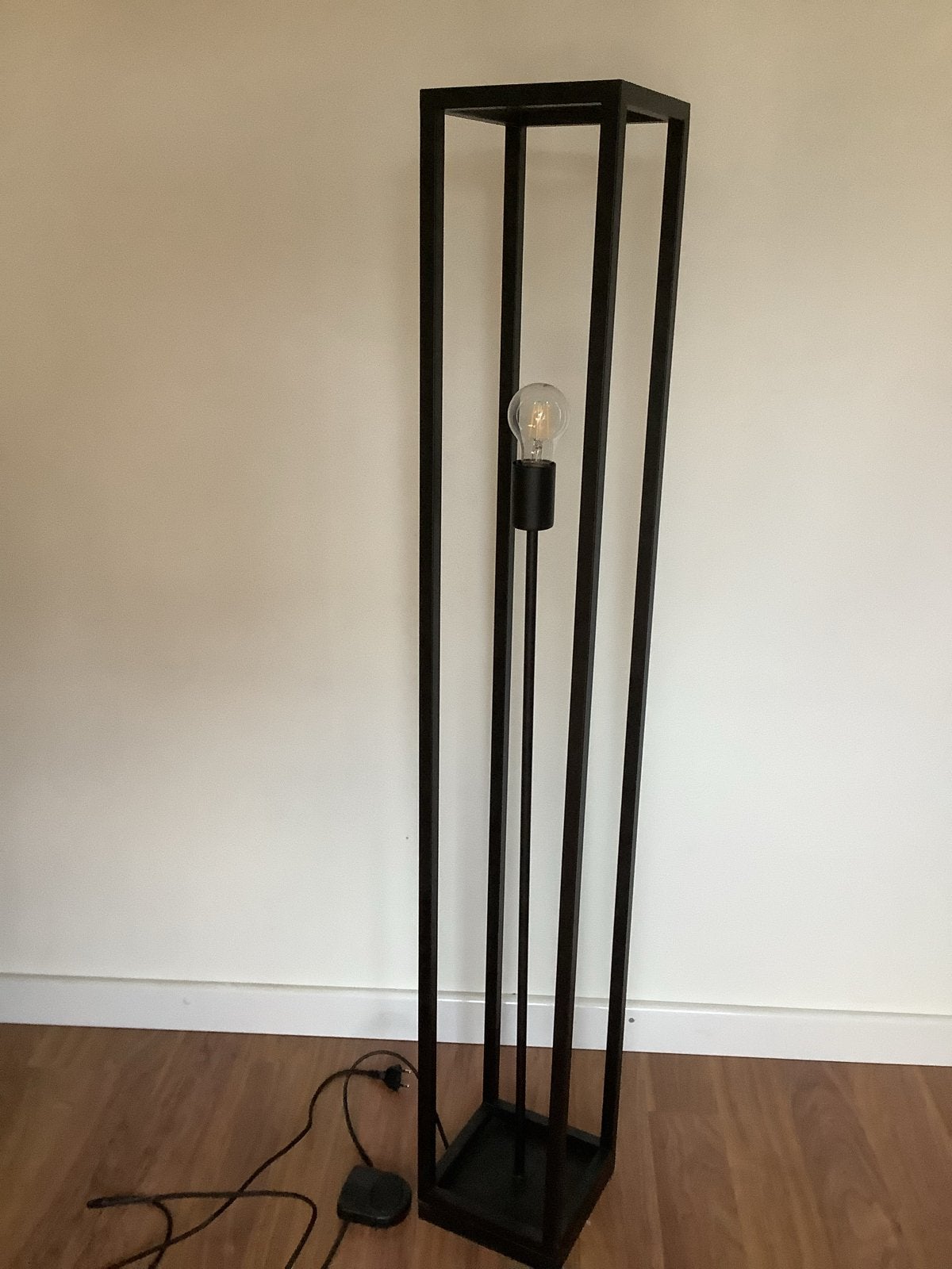 Moderne zwarte vloerlamp - Strak design, Huis en Inrichting, Lampen | Vloerlampen, Ophalen, E27 (groot), Zo goed als nieuw, Metaal