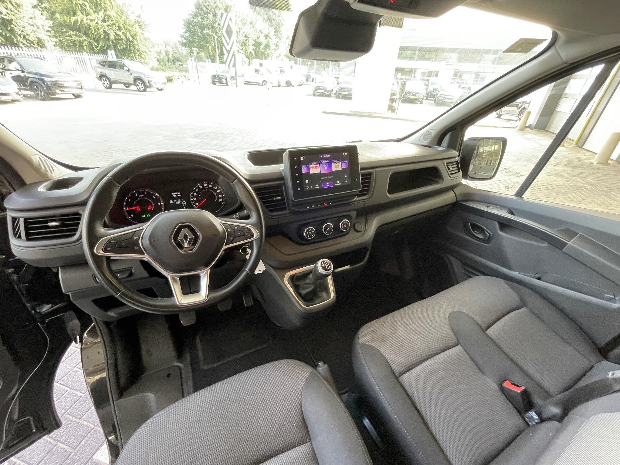 Renault Trafic 2.0 dCi 110 T30 L2H1 Work Edition | Trekhaak, Stof, 4 cilinders, 2000 kg, Renault