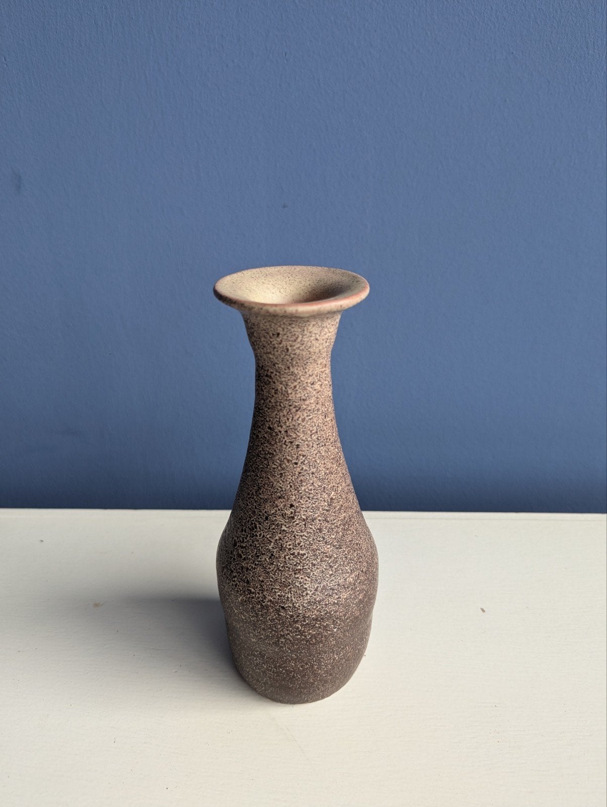 Vintage handgemaakt keramieke vaas, Nederland 1970s, 21 cm, Handgemaakt, Beige, Ophalen of Verzenden