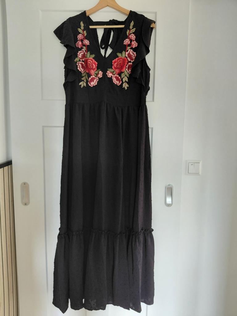 Zwarte maxi jurk met geborduurde bloemen, Kleding | Dames, Jurken, Zwart, Maat 42/44 (L), Ophalen of Verzenden, Onder de knie