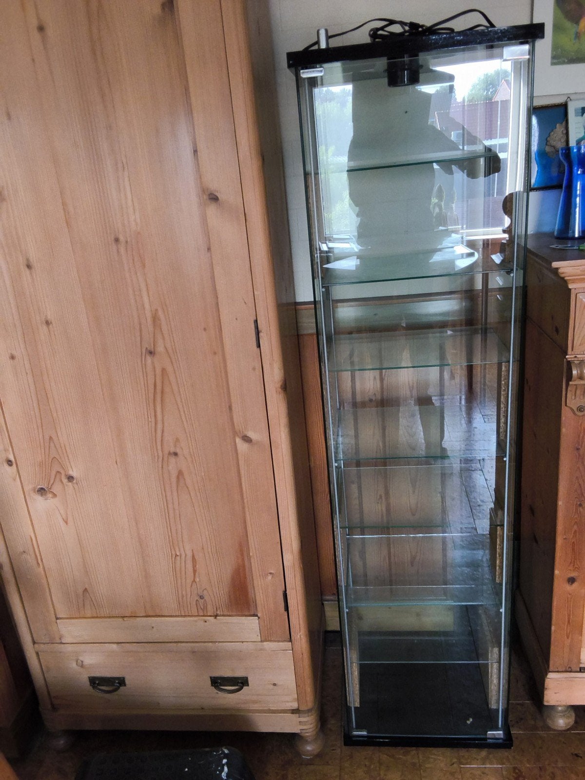 Glazen vitrinekast met verlichting, Detolf van Ikea, Huis en Inrichting, Ophalen, 50 tot 100 cm, Glas, Modern