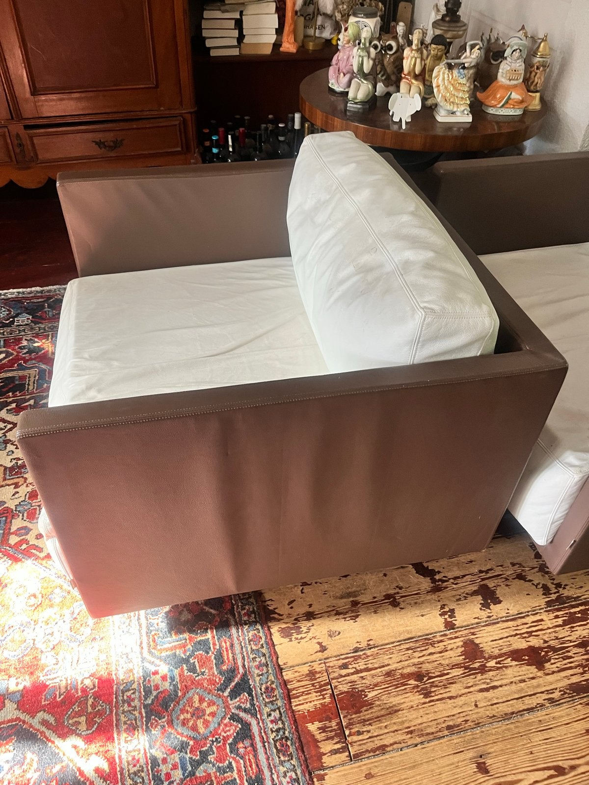 bruine fauteuil leer met witte kussens  felicerossi, Huis en Inrichting, Stoelen, Gebruikt, Twee, Leer, Wit, Ophalen