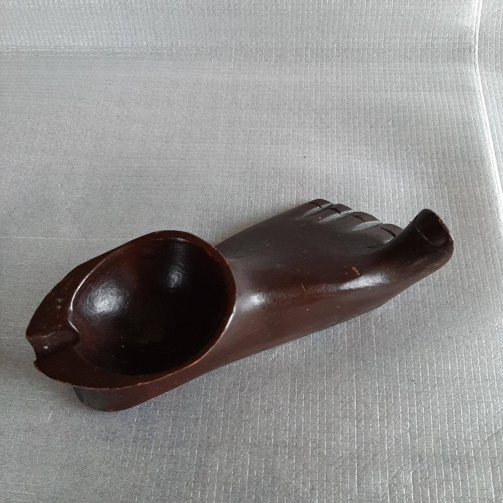 Asbak in de vorm van een voet, Ophalen