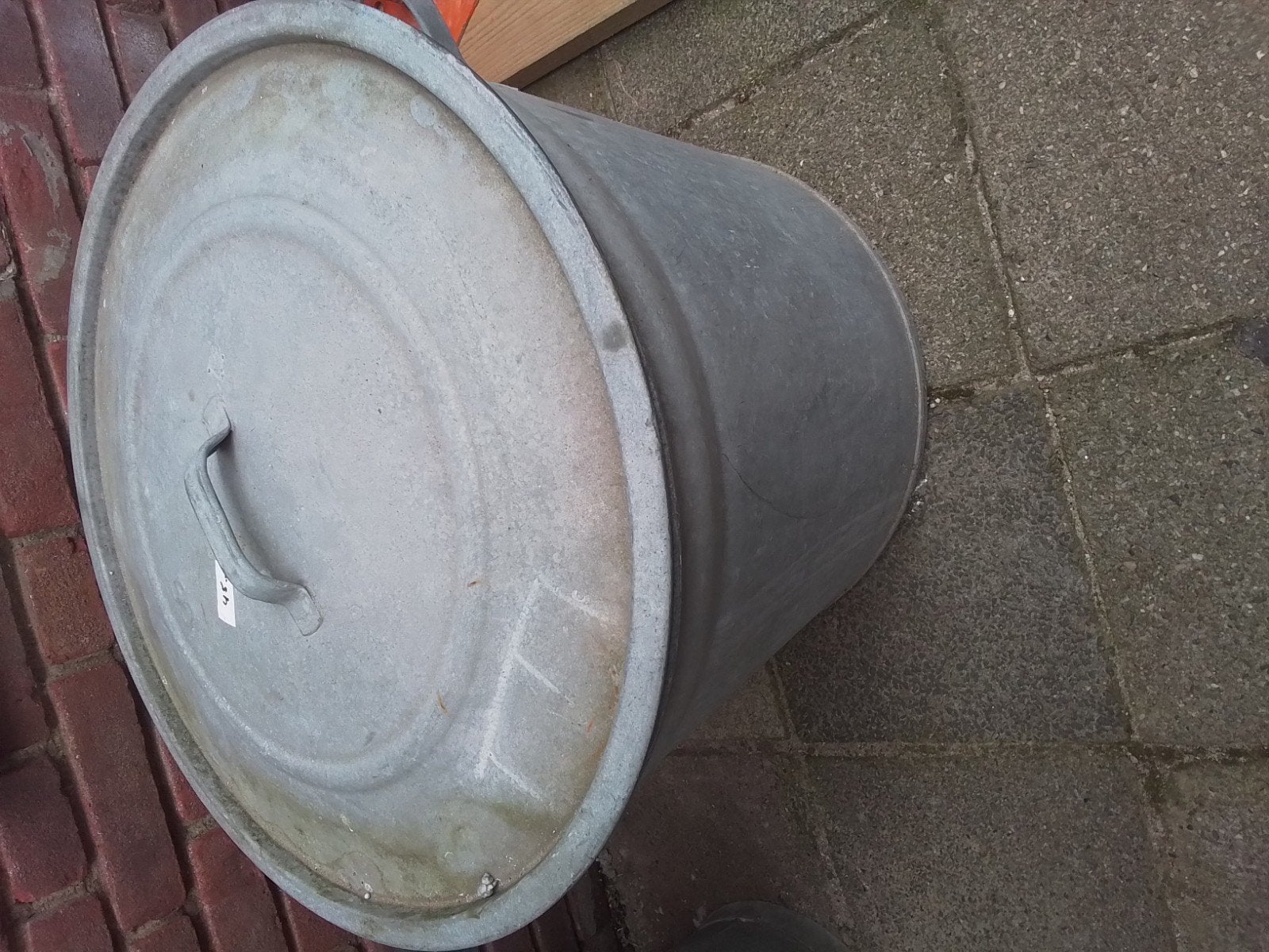 Grote zinken wasketel, waston en vuilnisemmer, Ophalen