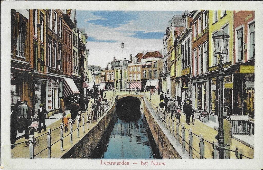 Leeuwarden, Het Nauw, brug, gracht, veel volk, lantaarnpaal, Verzenden, 1920 tot 1940, Gelopen, Friesland