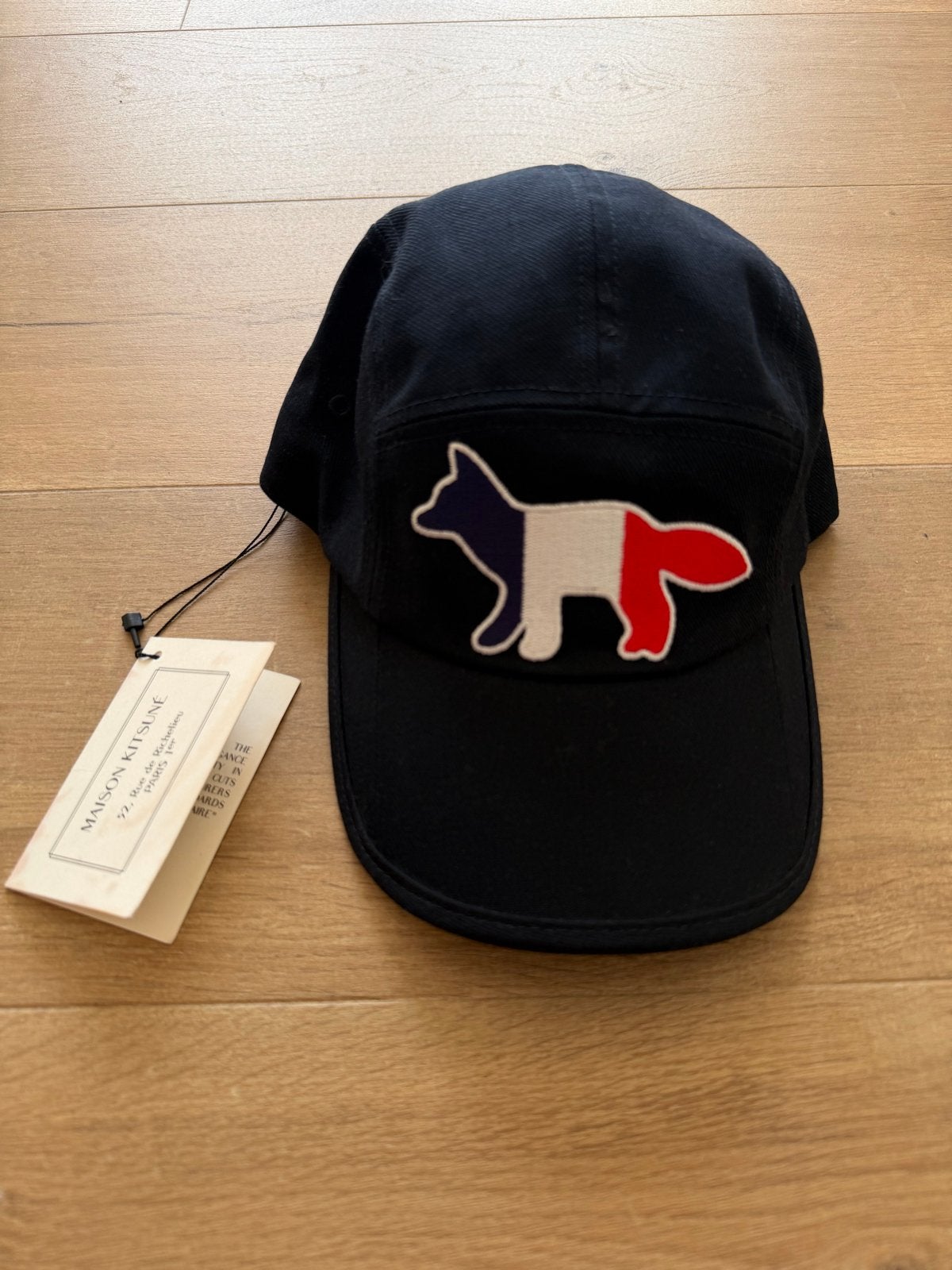 Maison Kitsuné pet met Tricolor Fox patch, Kleding | Dames, Ophalen of Verzenden, Nieuw, One size fits all, Pet
