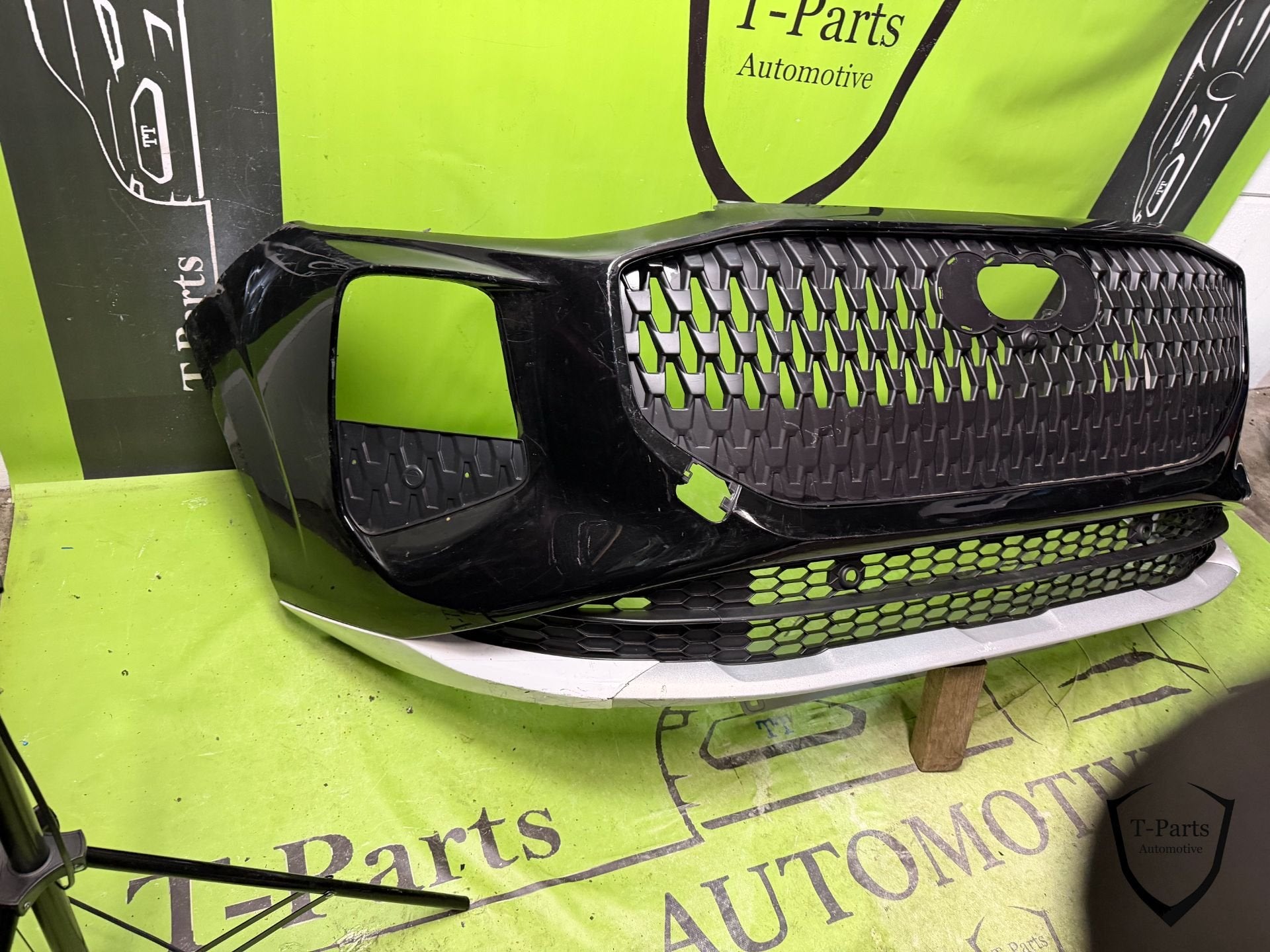 audi Q3 voorbumper 2025+ bumper, Auto-onderdelen, Gebruikt, AUDI AG, Auto-Union-Strasse 1
85045  Ingolstadt, DE, Kundenbetreuung@audi.de