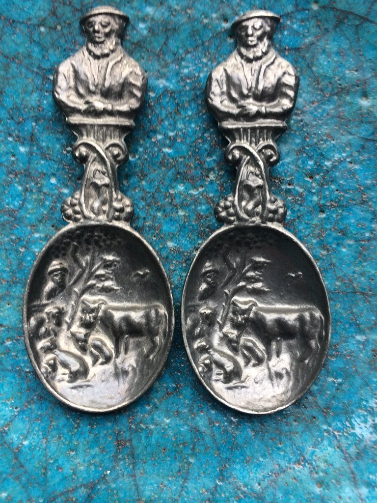 Twee tinnen lepeltjes: De Stier van Potter, Antiek en Kunst, Ophalen of Verzenden