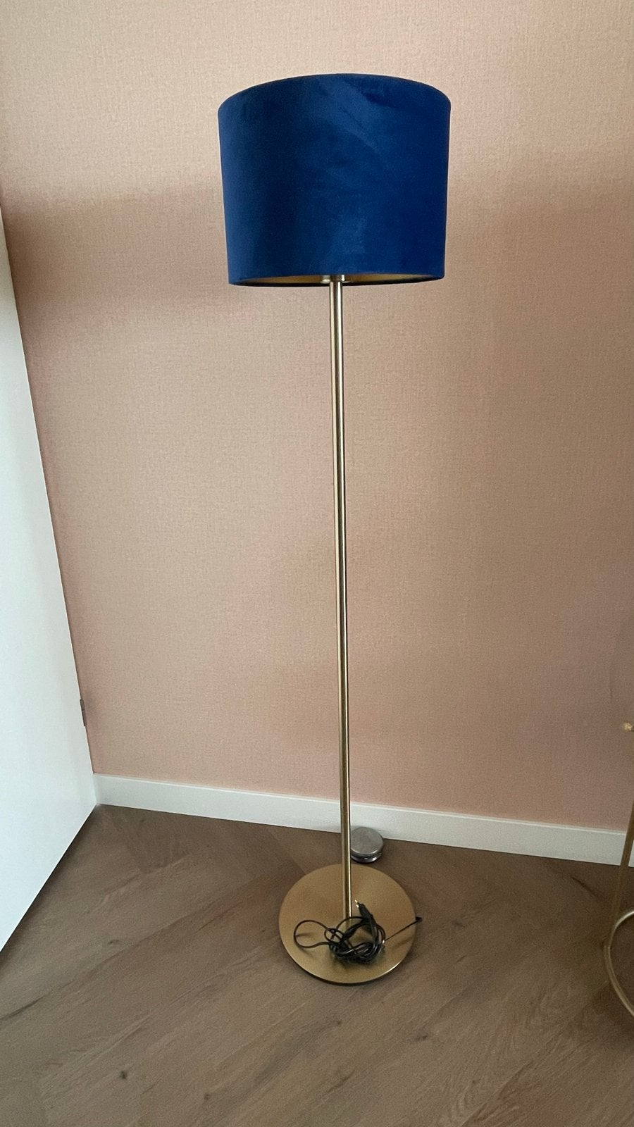 2x Staande lamp met blauwe kap, 145 cm hoog, Huis en Inrichting, Lampen | Vloerlampen, Ophalen, Gebruikt, Metaal, 100 tot 150 cm