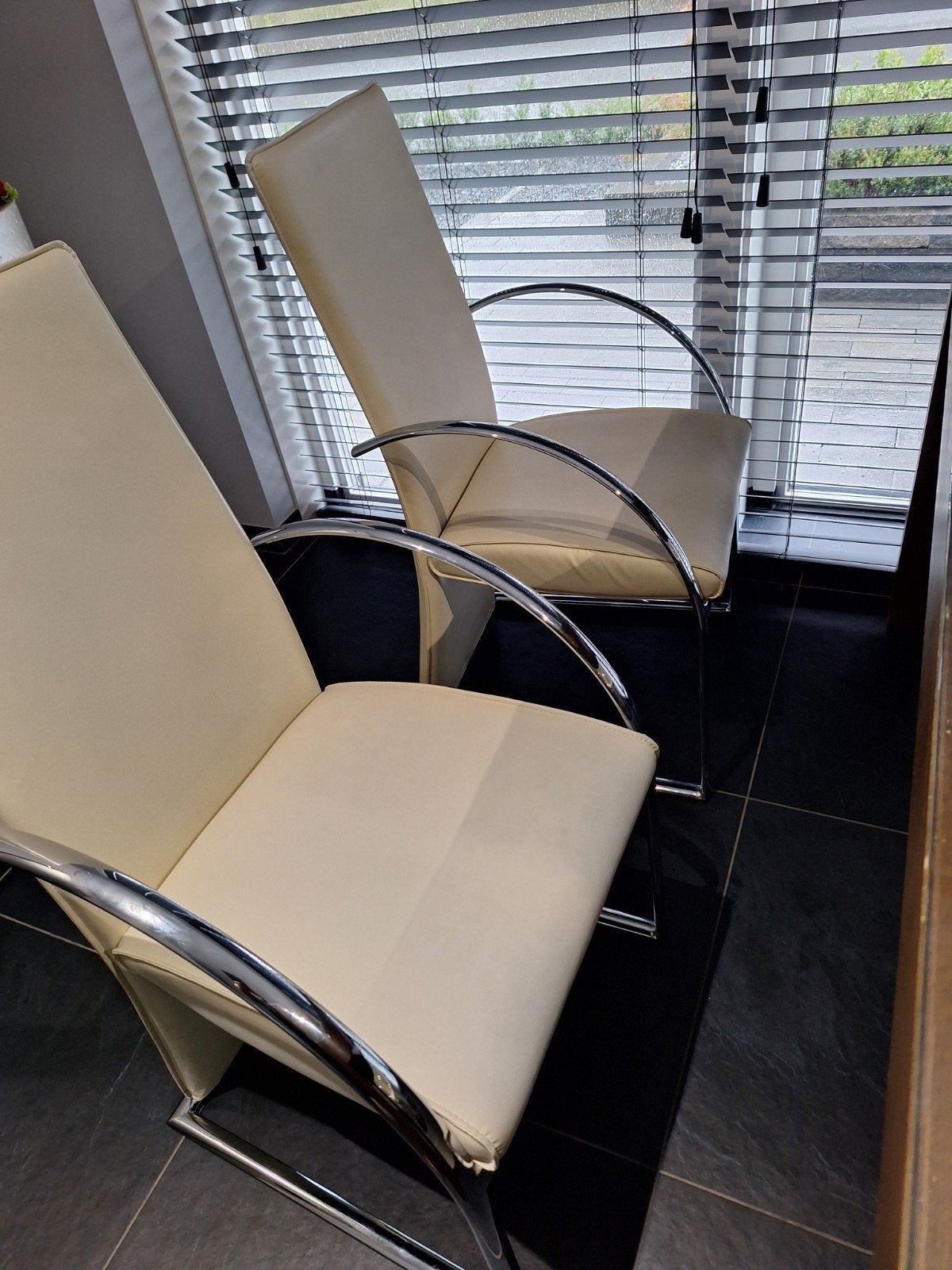 Set van 4 moderne eetkamerstoelen - Crème leer en chroom, Twee, Overige kleuren, Ophalen of Verzenden, Zo goed als nieuw