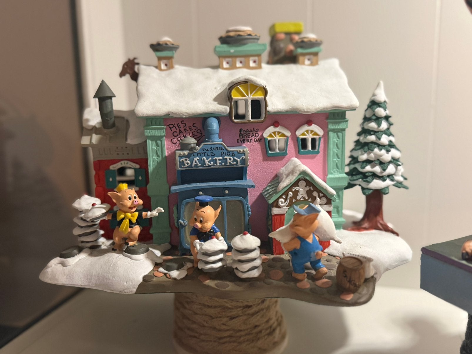 Disney Winter Wonderland kerst huisje 3 Biggetjes, Ophalen of Verzenden, Overige figuren, Zo goed als nieuw, Beeldje of Figuurtje