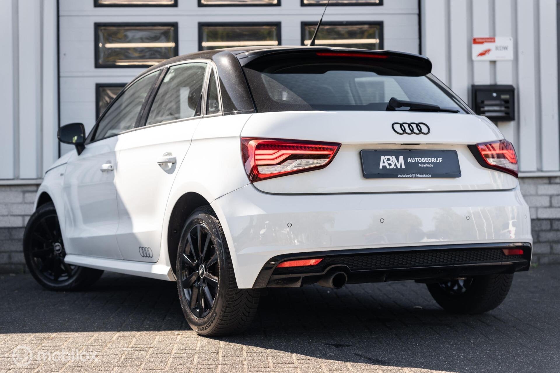 Audi A1 Sportback 1.0 TFSI S-Line Navi Cruise Black optik, Auto's, Voorwielaandrijving, Dealer onderhouden, 95 pk, Handgeschakeld