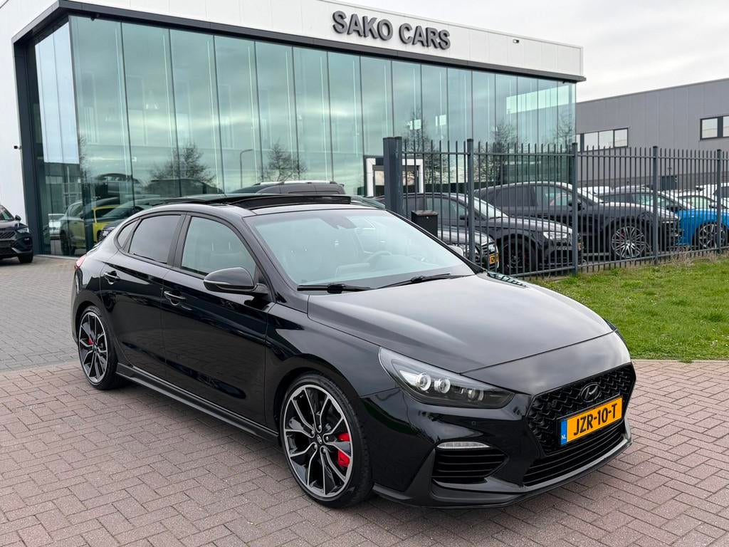 Hyundai I30 2.0 T-GDI N2 Performance Fastback Pano Dealer on, Auto's, 1998 cc, 4 cilinders, 700 kg, Zwart