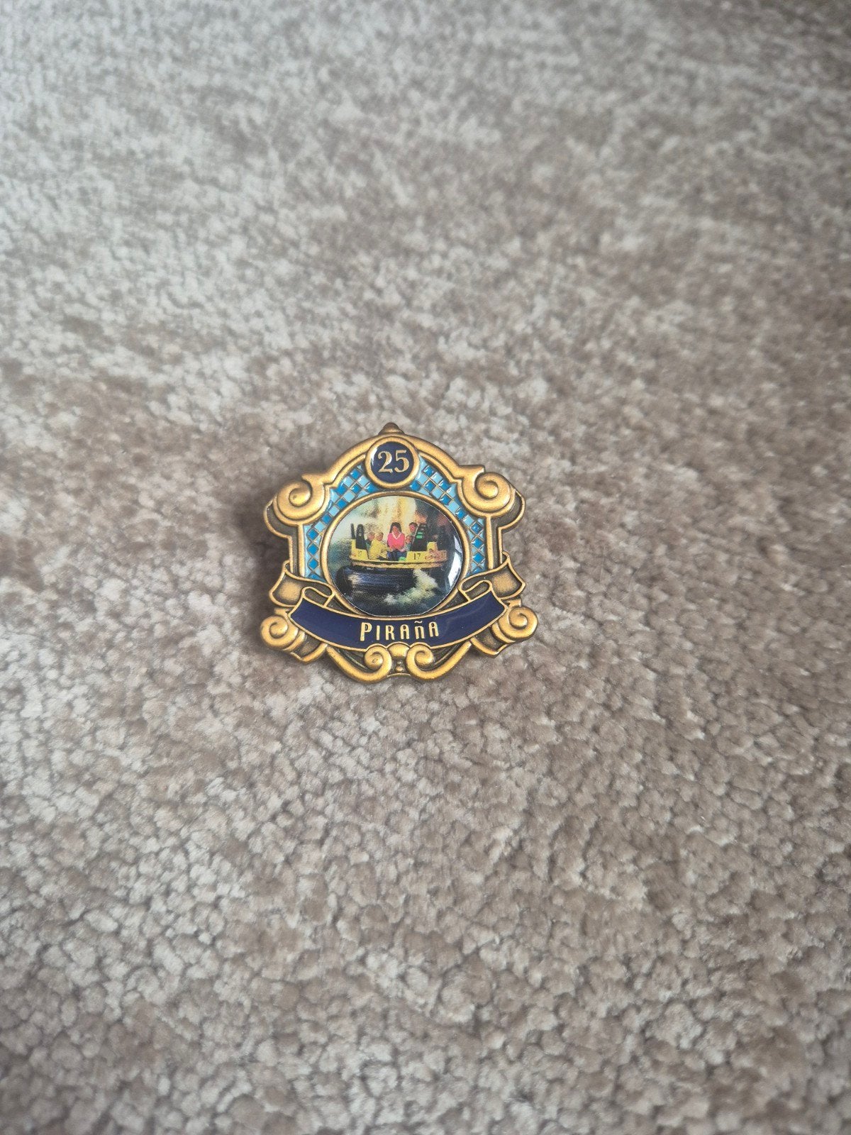 Efteling Pin Piraña, Verzamelen, Efteling, Ophalen of Verzenden, Zo goed als nieuw, Button of Speldje