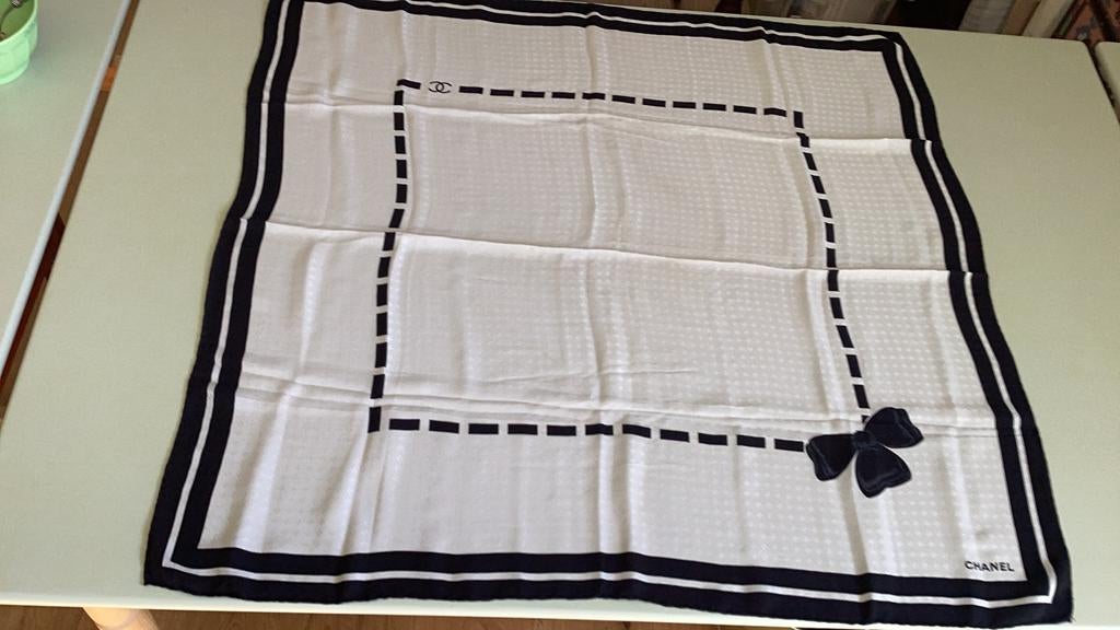 CHANEL Sjaal 100% zijde orgineel E160,00., Kleding | Dames, Mutsen, Sjaals en Handschoenen, Ophalen of Verzenden, Zo goed als nieuw