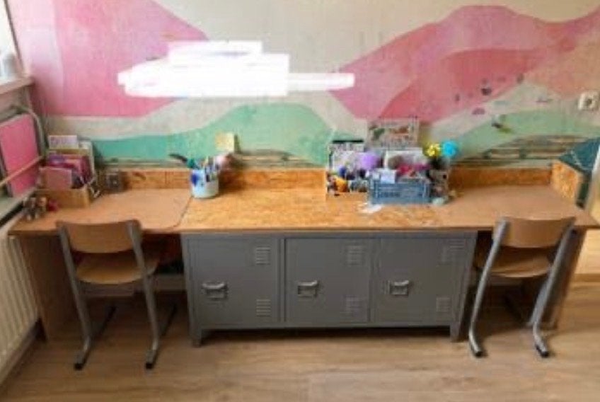 Metalen kast Beliani - ideaal kinderbureau/tafel 120x40x60, Ophalen, Gebruikt