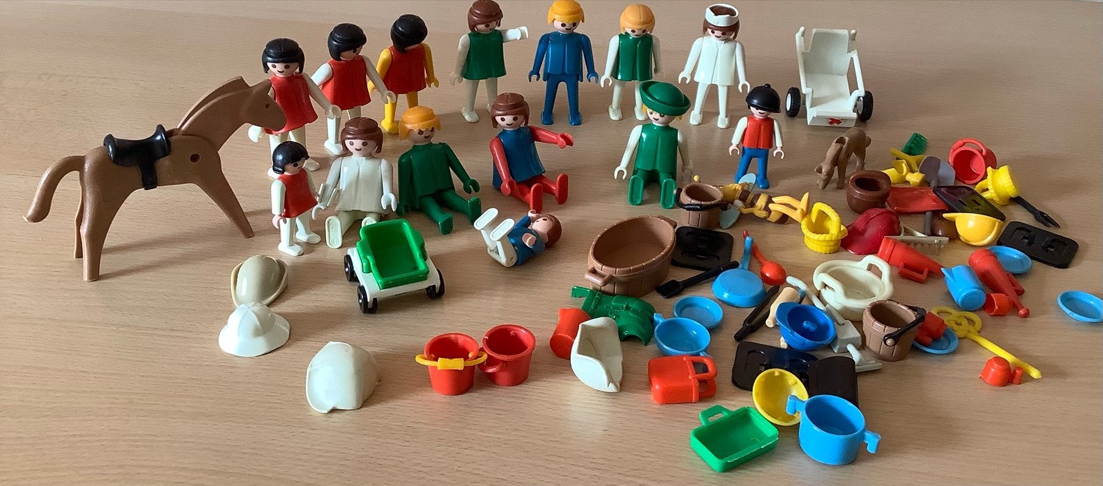 Grote Playmobil set met poppetjes, paard en accessoires, Ophalen of Verzenden, Gebruikt