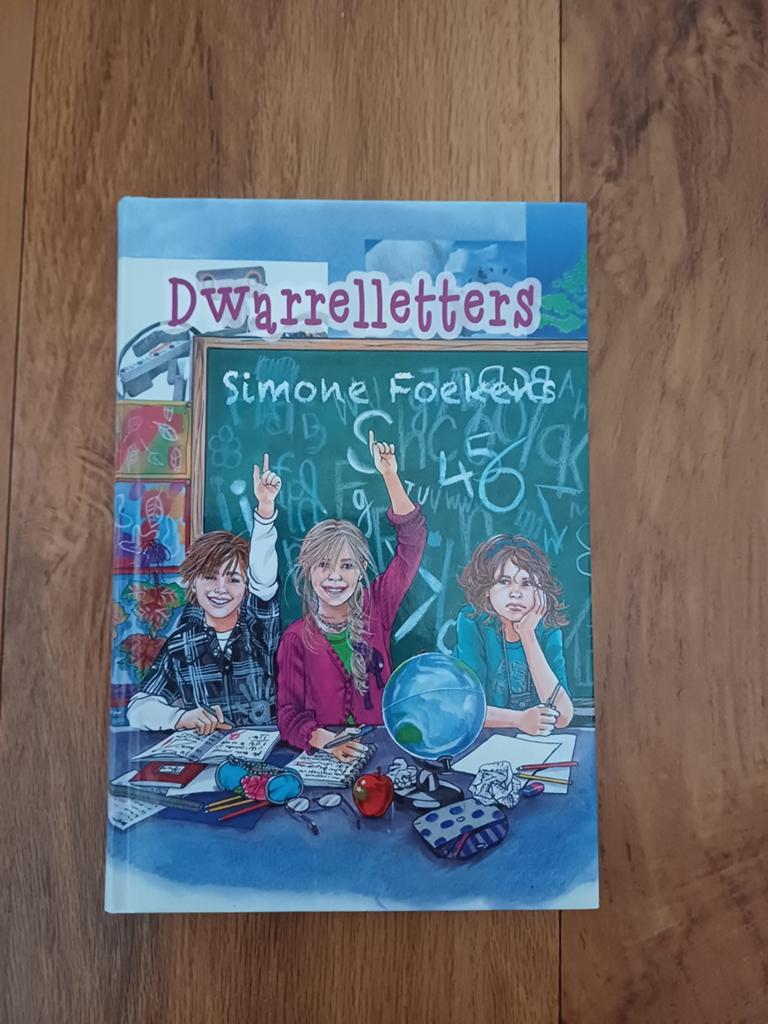 Simone Foekens - Dwarrelletters. Nieuwstaat, Ophalen of Verzenden, Zo goed als nieuw, Simone Foekens