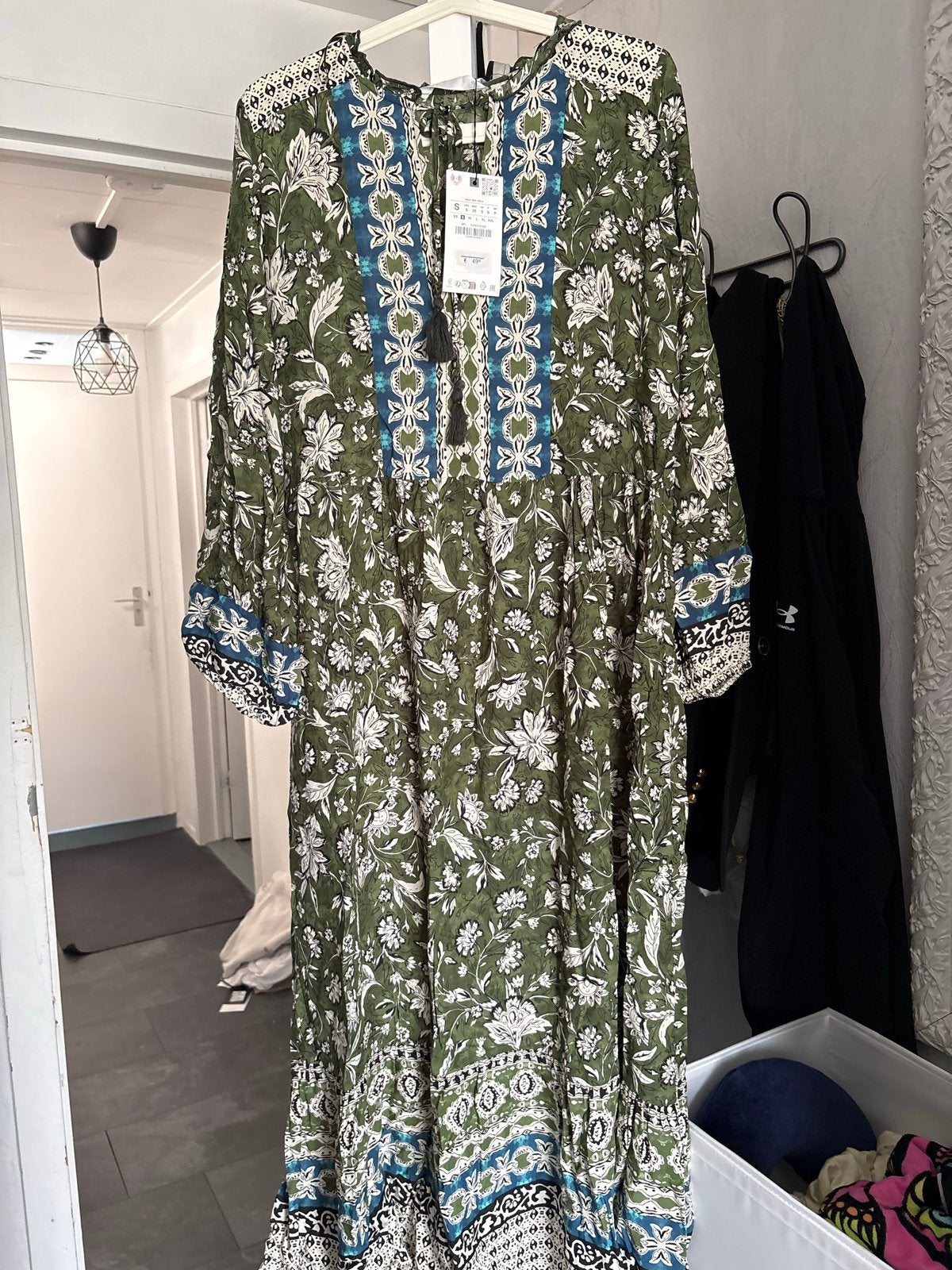Nieuwe Zara Jurk met Print - Groen/Blauw, Kleding | Dames, Jurken, Nieuw, Ophalen of Verzenden, Maat 36 (S), Onder de knie