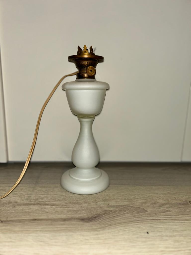 Electrische opaalglas olielamp van Kosmos Brenner, Antiek en Kunst, Antiek | Lampen, Ophalen of Verzenden