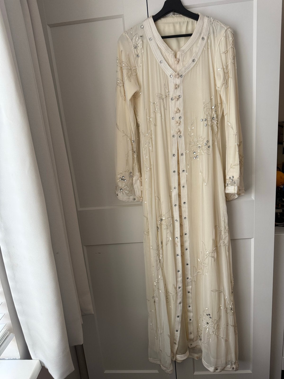 Elegante Crèmekleurige Takchita met riem, Beige, Ophalen of Verzenden, Zo goed als nieuw, Maat 36 (S)