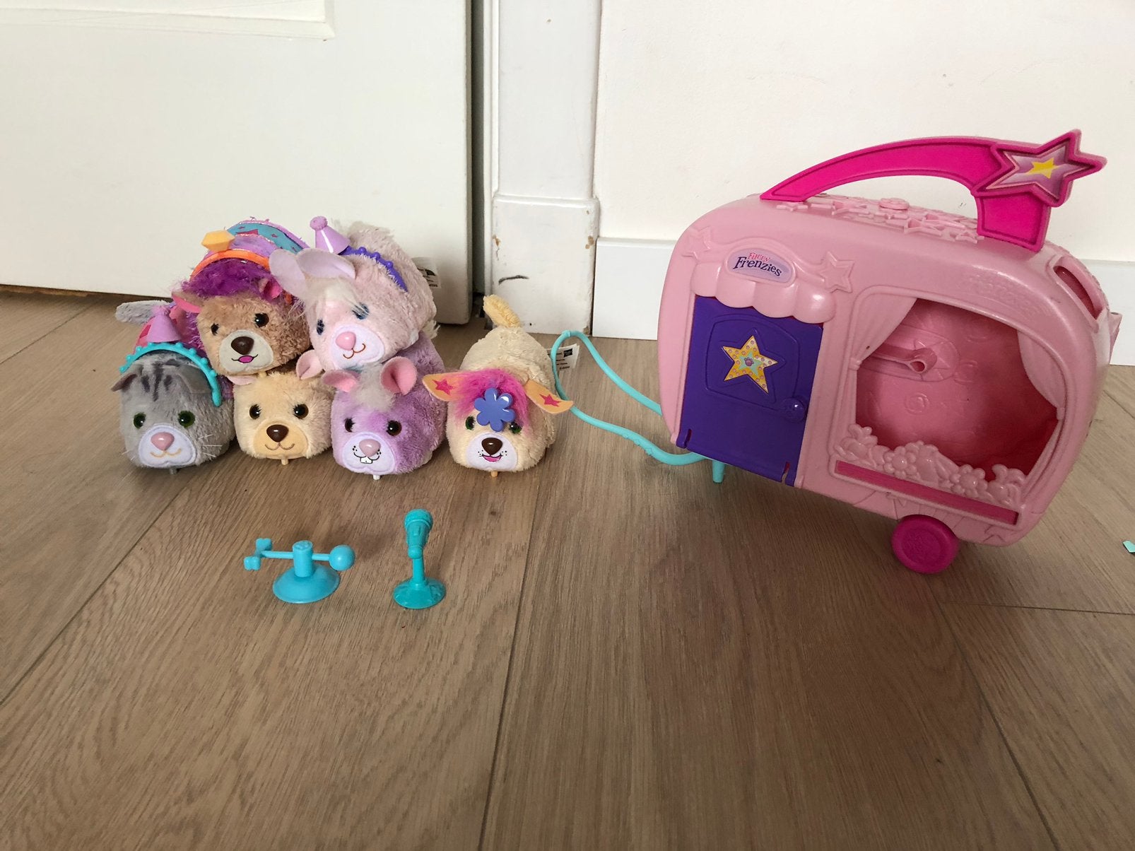 Fur real, Furry Frenzies, maakt leuke bewegingen en geluiden, Kinderen en Baby's, Ophalen, Zo goed als nieuw, Overige typen, Met wieltjes