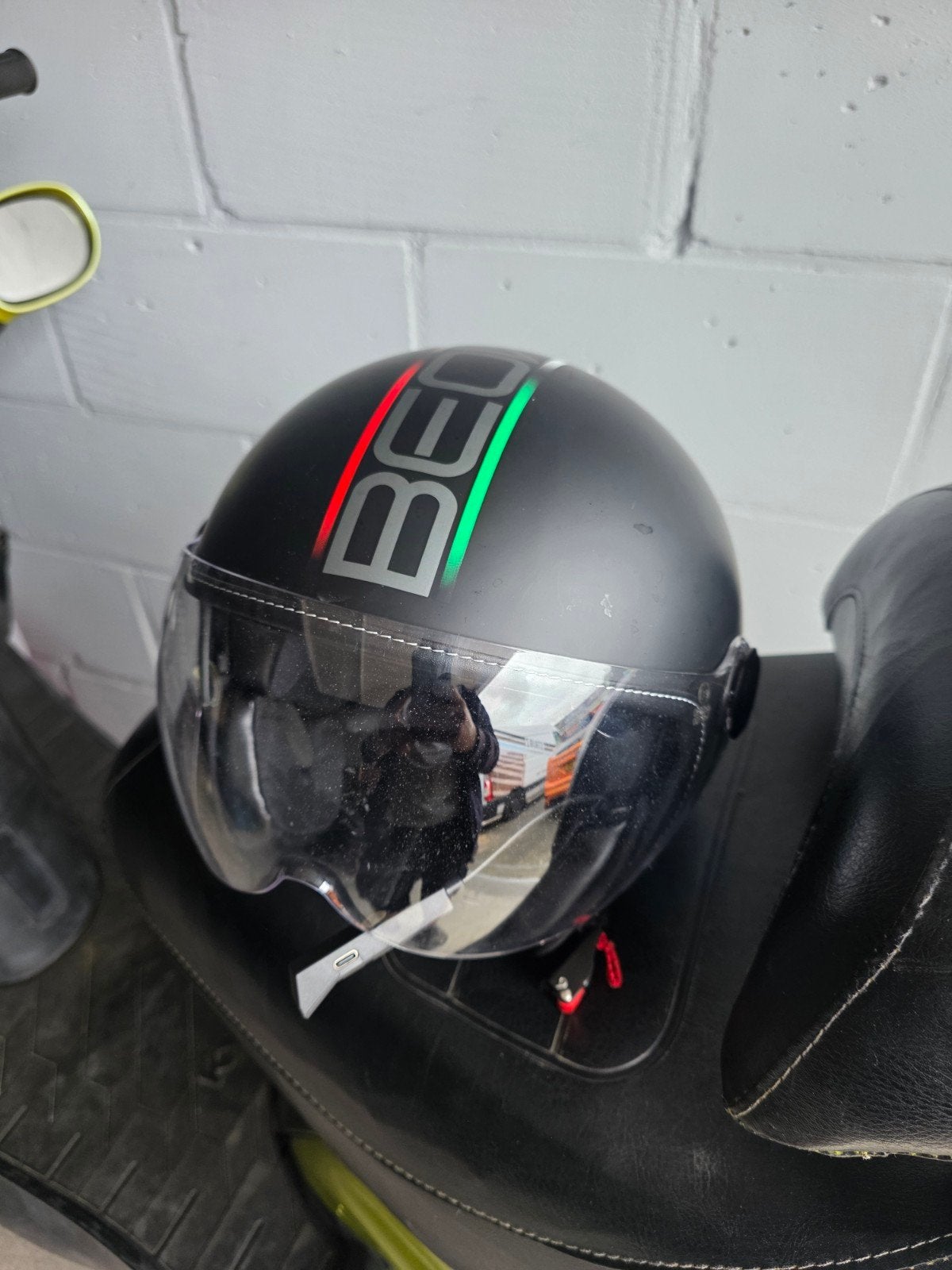 Beon helm met Bluetooth, maat L, Fietsen en Brommers, Brommerhelmen, Ophalen, Zo goed als nieuw, Large, Beon Design
