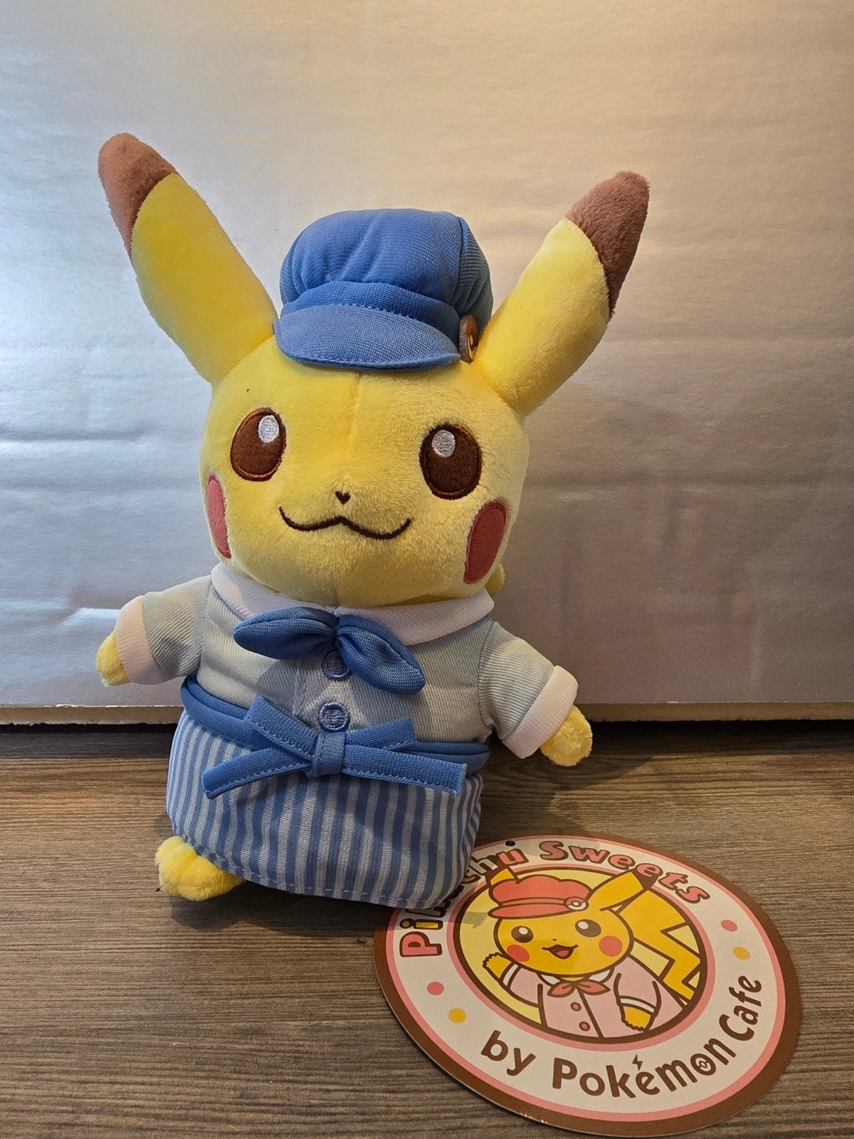 Pikachu knuffel blauwe kok Pokemon cafe Japan, Geel, Overige typen, Nieuw, Ophalen of Verzenden