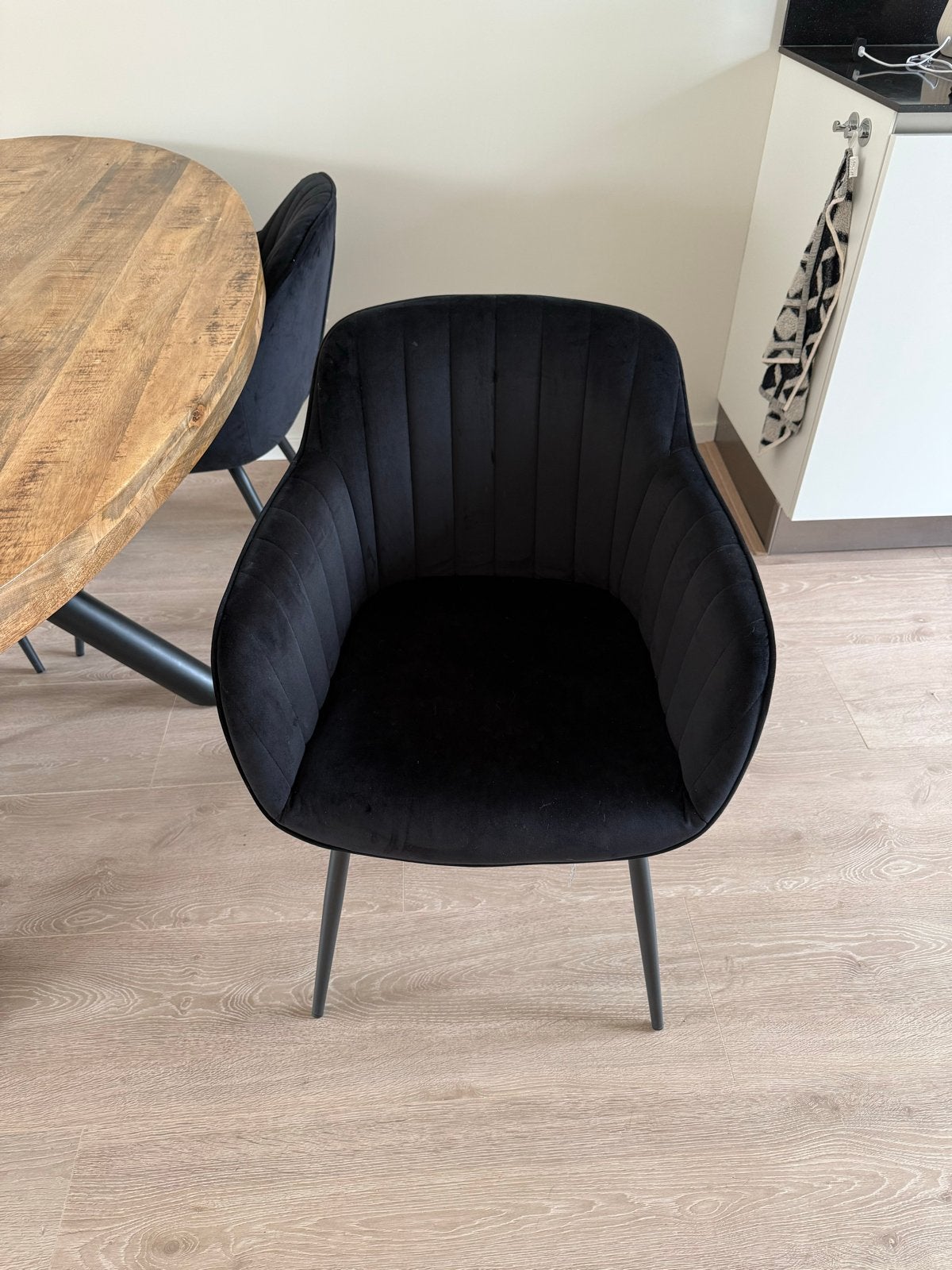 4 Zwarte Eetkamerstoelen - Fluweel como stoelen van kwantum, Gebruikt, Zwart, Ophalen of Verzenden, Vier