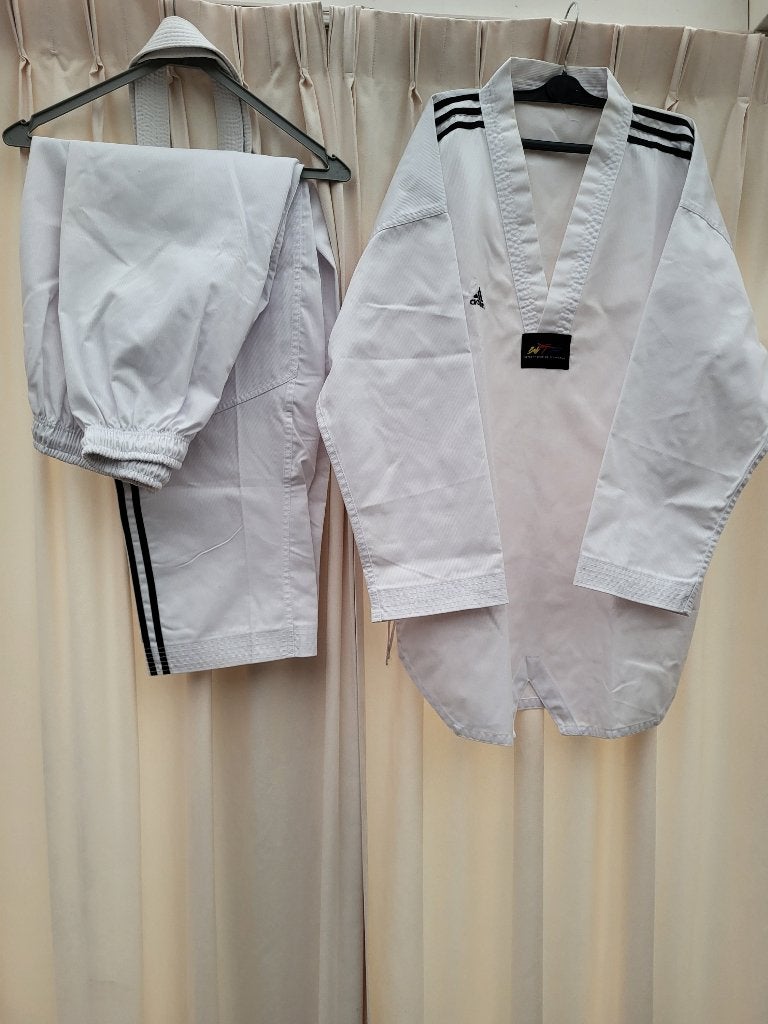 Adidas taekwondo/karate pak (dobok) maat L, Taekwondo, Maat L, Ophalen of Verzenden, Zo goed als nieuw