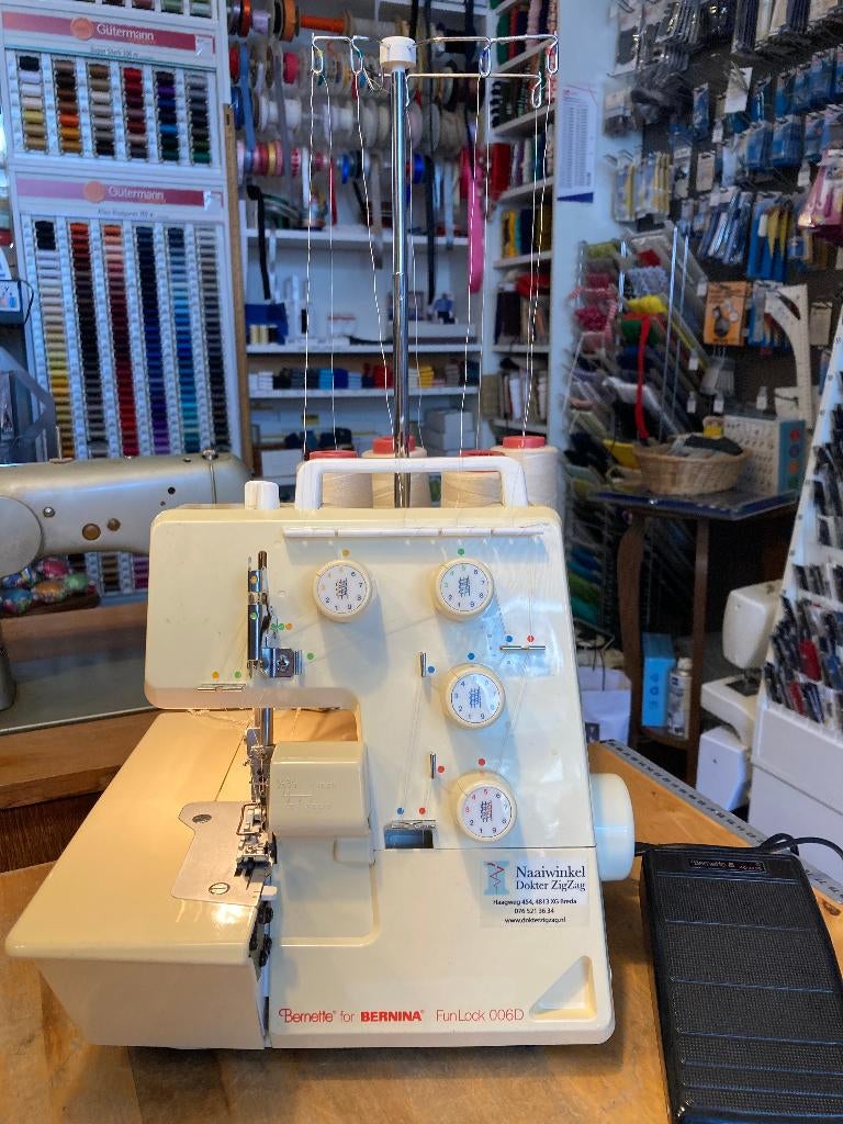 Bernette FunLock 006D - topmachine!, Hobby en Vrije tijd, Naaimachines en Toebehoren, Gebruikt, Info@bernina.com, Ophalen of Verzenden