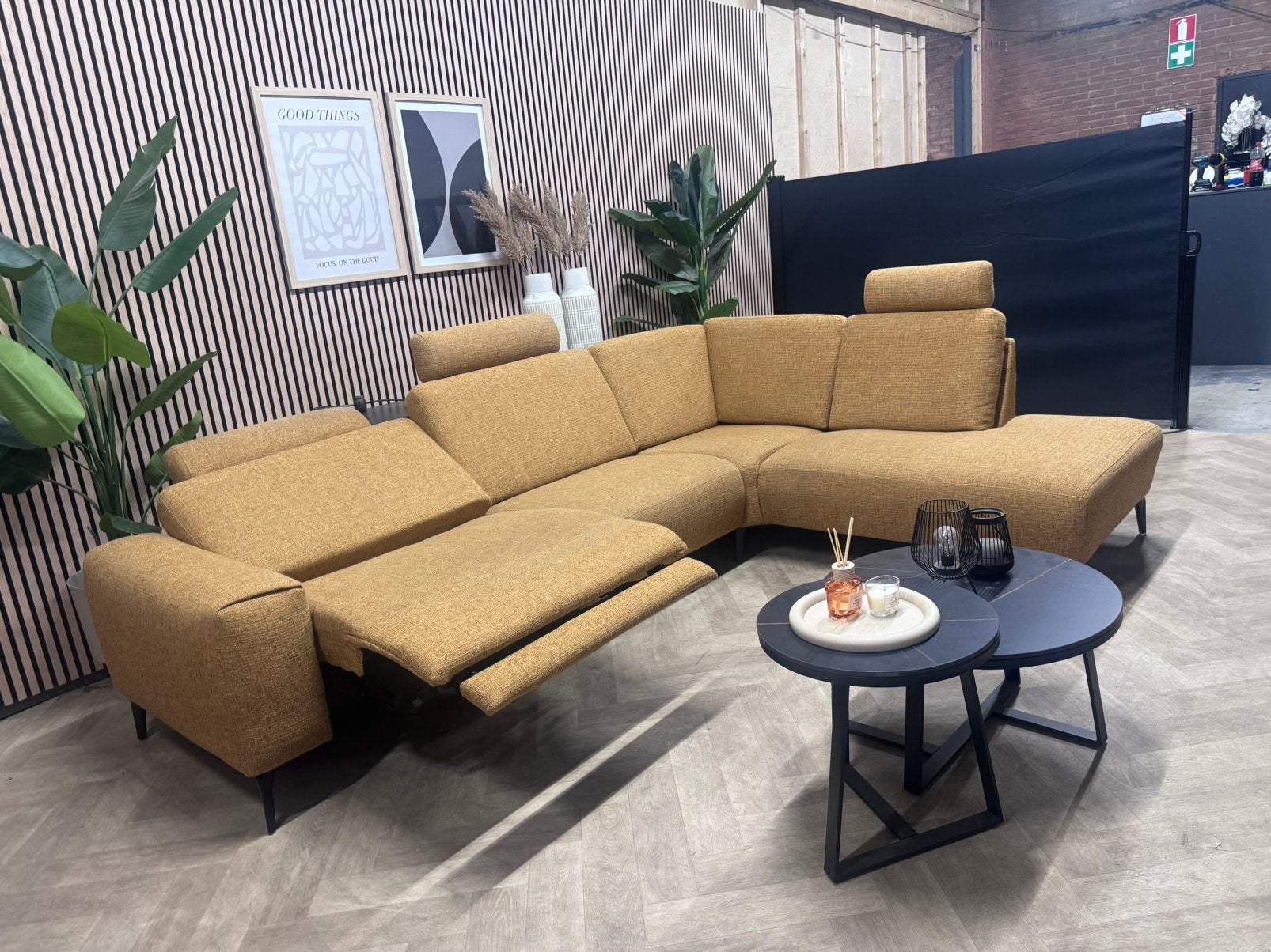 ZGAN | Montel Tuscan Hoekbank Elektrisch - Geel - 297 x 210