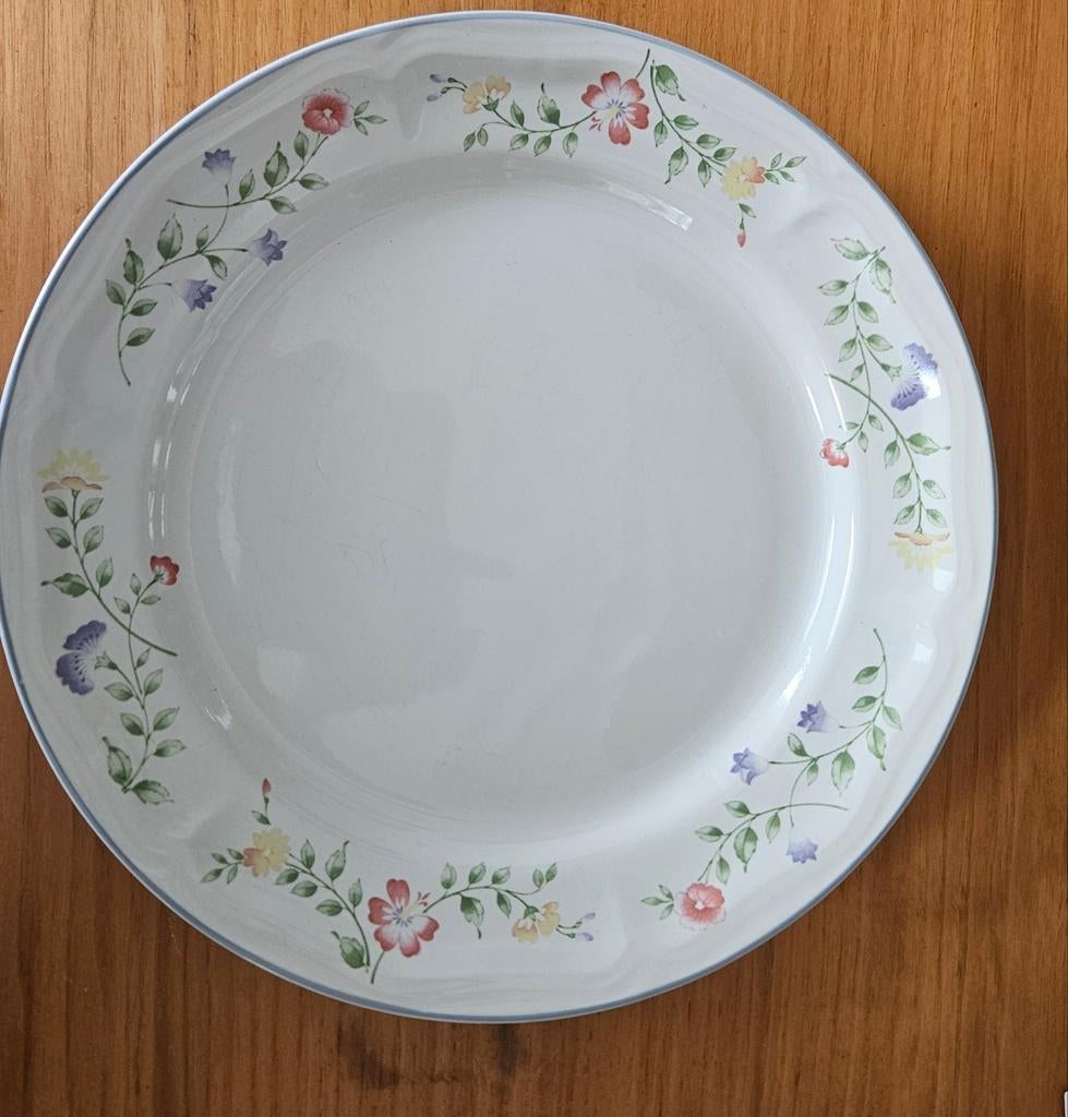 Bloemetjes bord. Retro.GENUINE STONEWARE, Ophalen of Verzenden