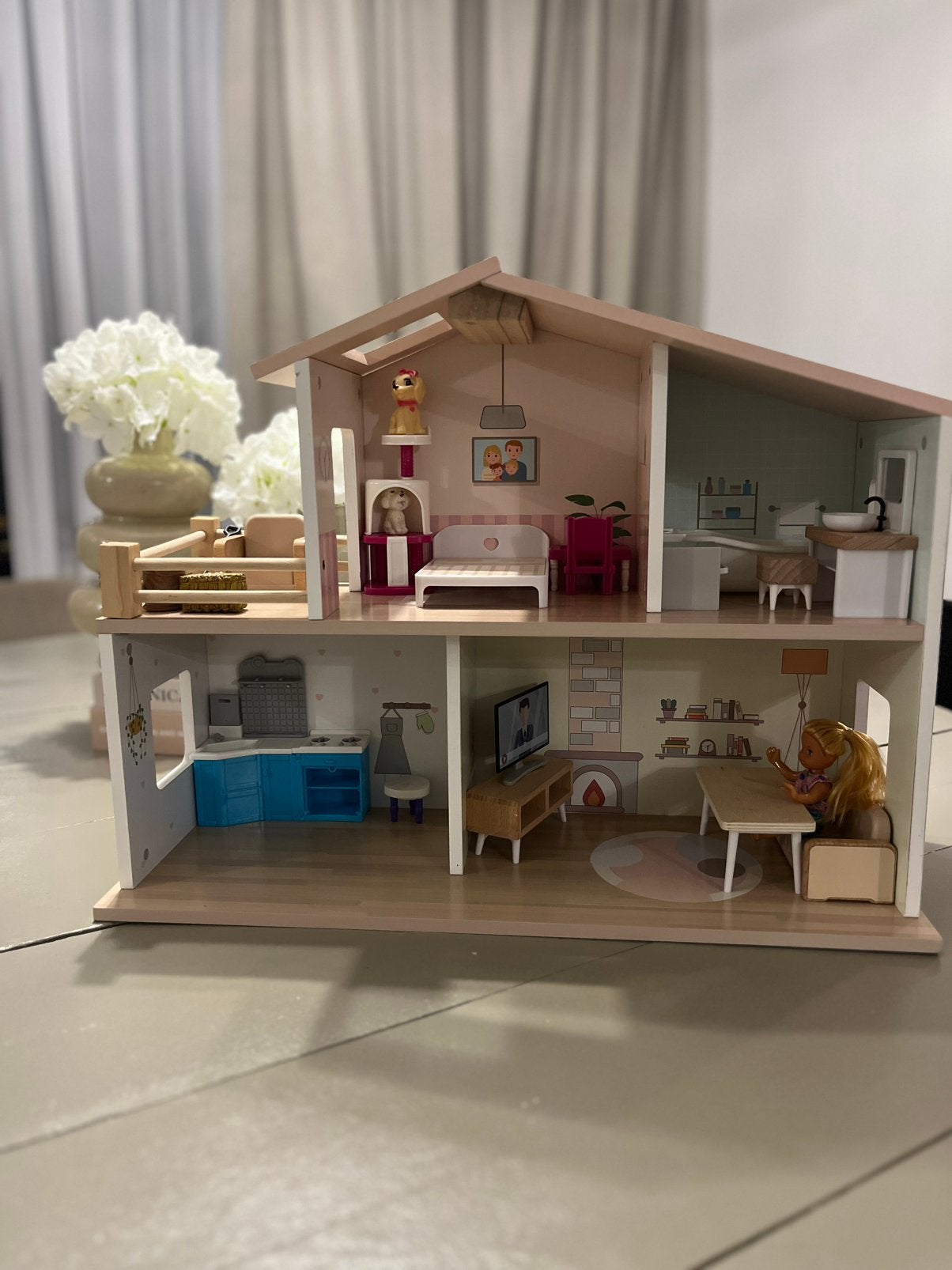 Zeer mooie poppenhuis met interieur en accessoires, Ophalen, Zo goed als nieuw, Poppenhuis
