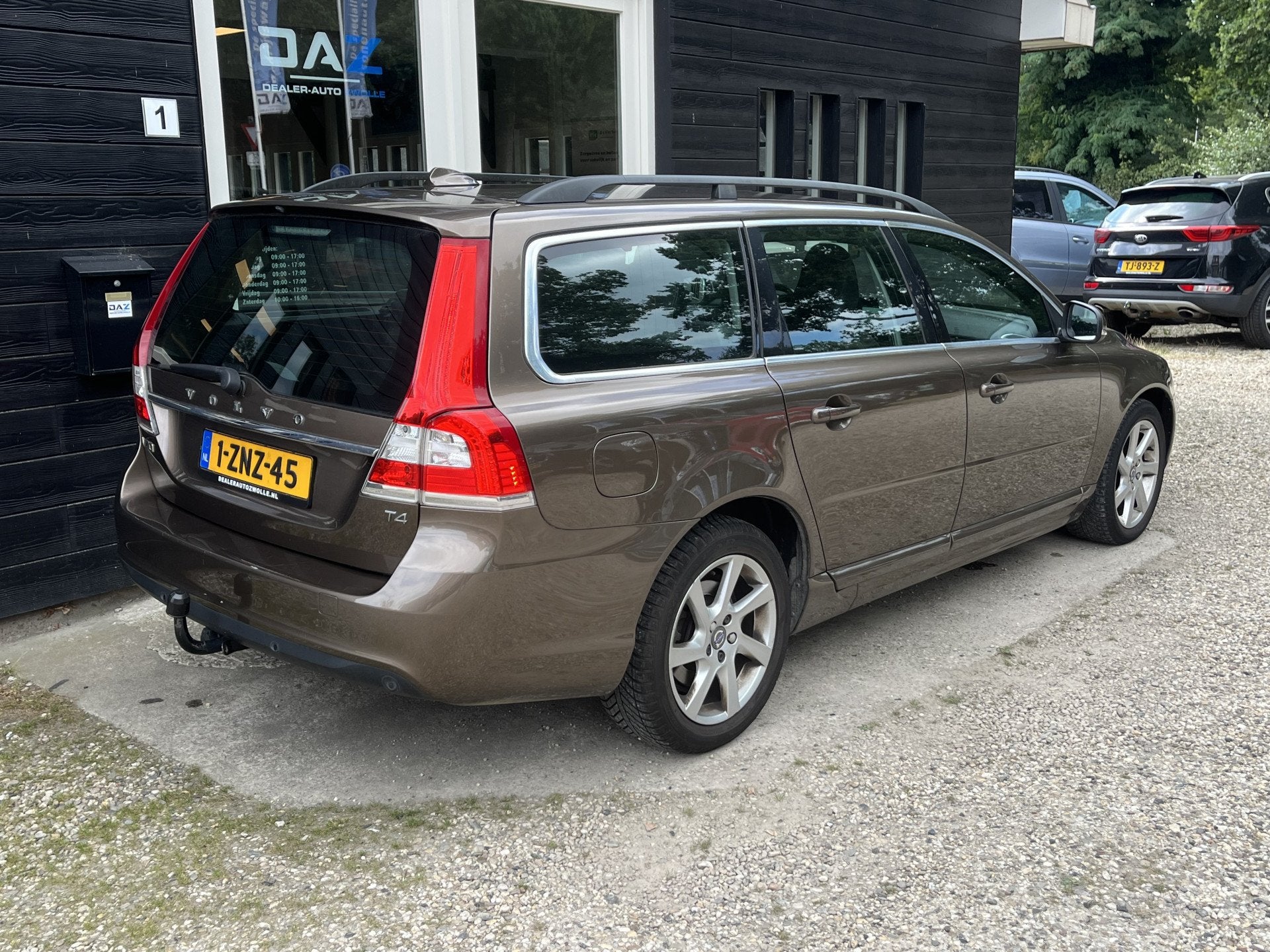Volvo V70 1.6 T4 Nordic+ Aut/Ecc/Leer/Navi/Trekhaak, Zwart, 4 cilinders, Bruin, 179 pk