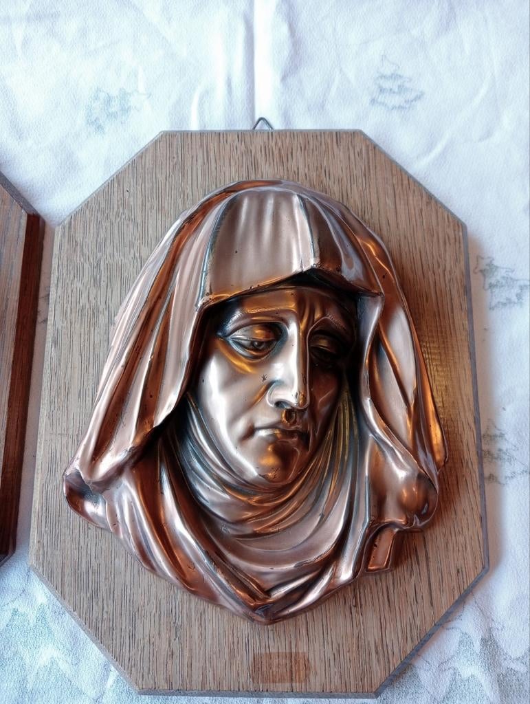 Koperen reliëfs van Jezus en Maria op eikenhouten plaat, Antiek en Kunst, Antiek | Religie, Ophalen of Verzenden